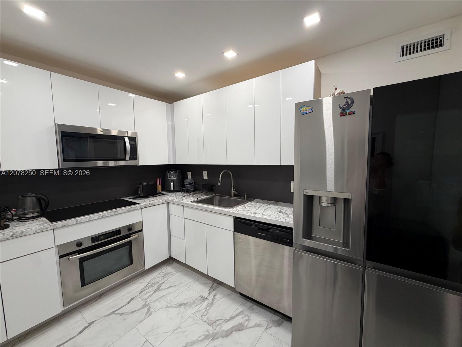 400 Kings Point Dr # 218 — Photo 2
