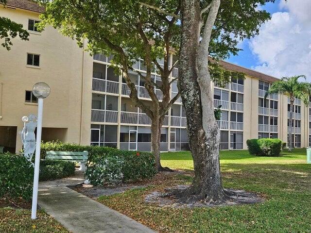 300 Village Green Circle S # 209 — Photo 4
