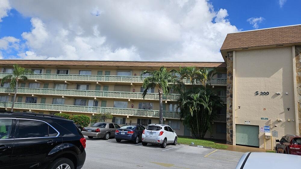 300 Village Green Circle S # 209 — Photo 3