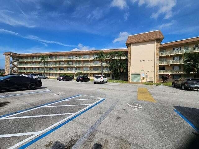 300 Village Green Circle S # 209 — Photo 2