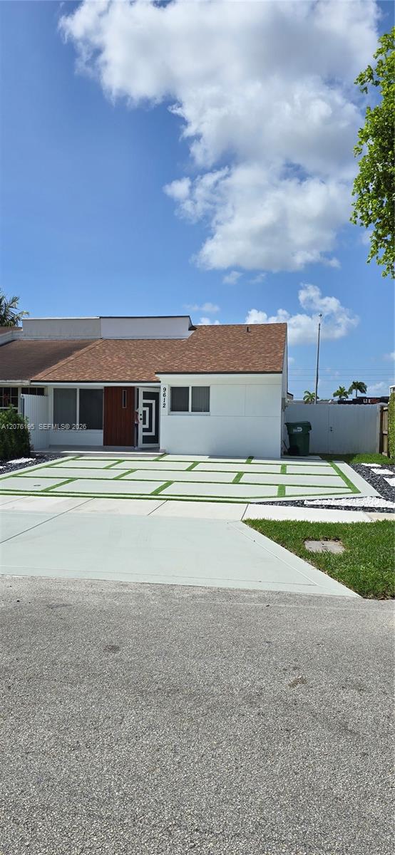 9612 Grand Canal Dr, Miami FL 33174