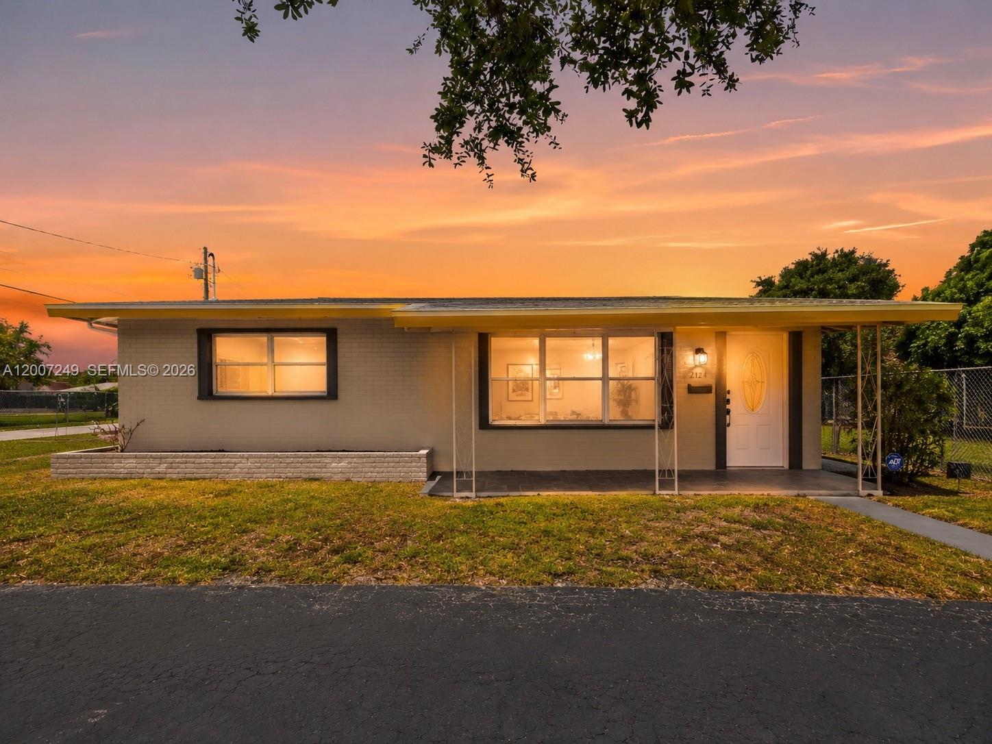 2724 Acapulco Dr — Photo 3
