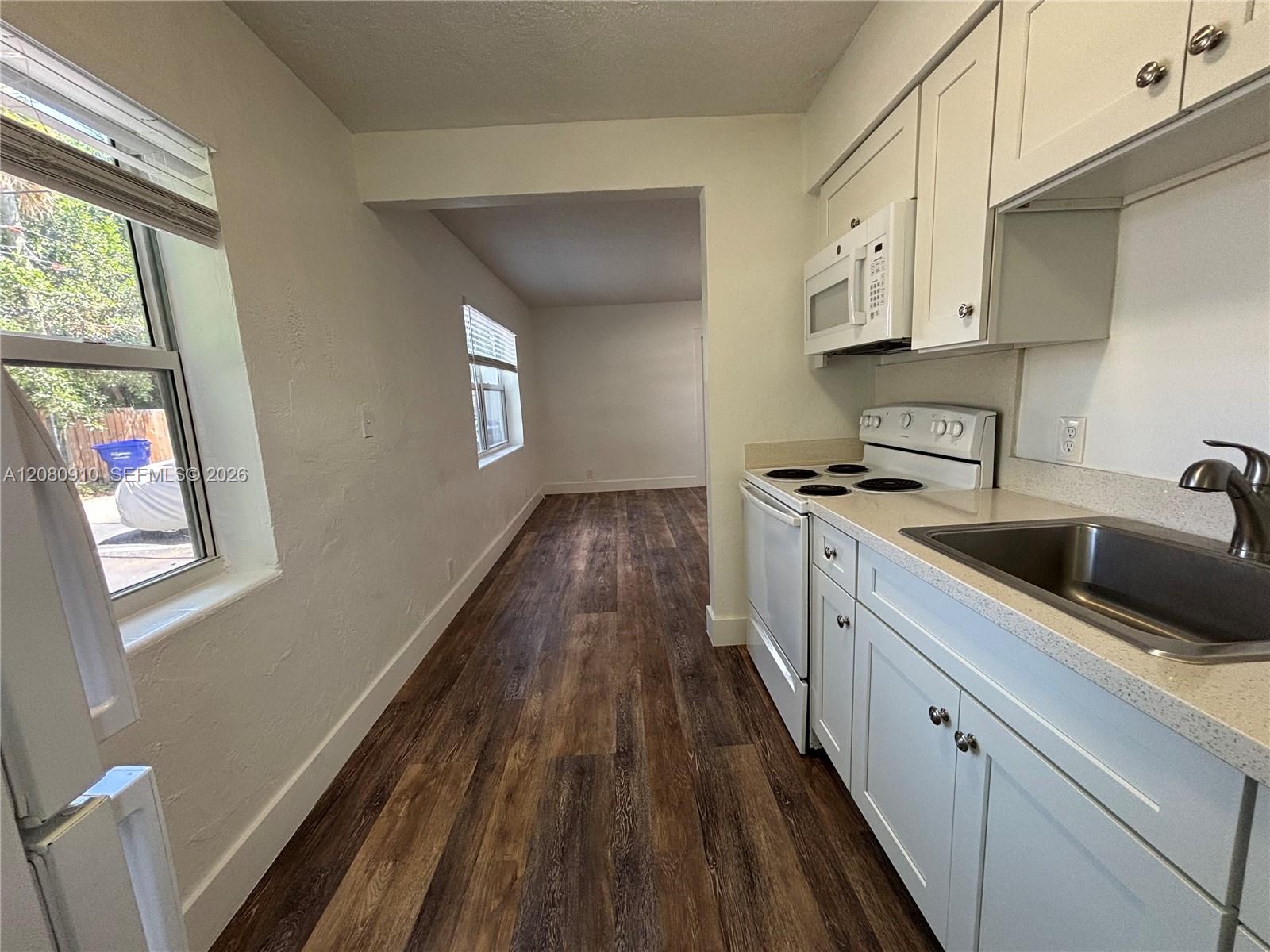 1821 Thomas St # 6 — Photo 2
