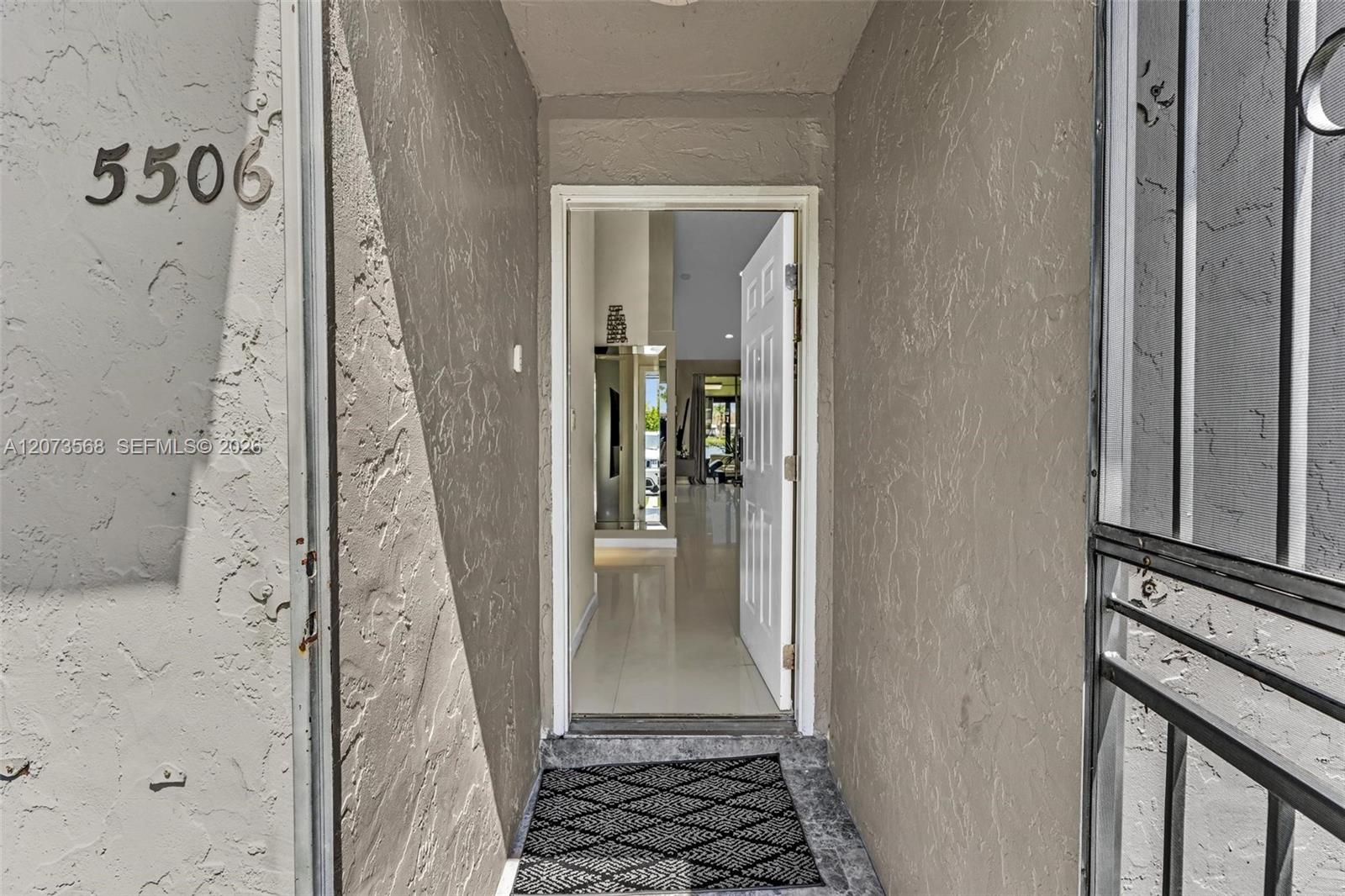 5506 SW 28th Ter — Photo 4