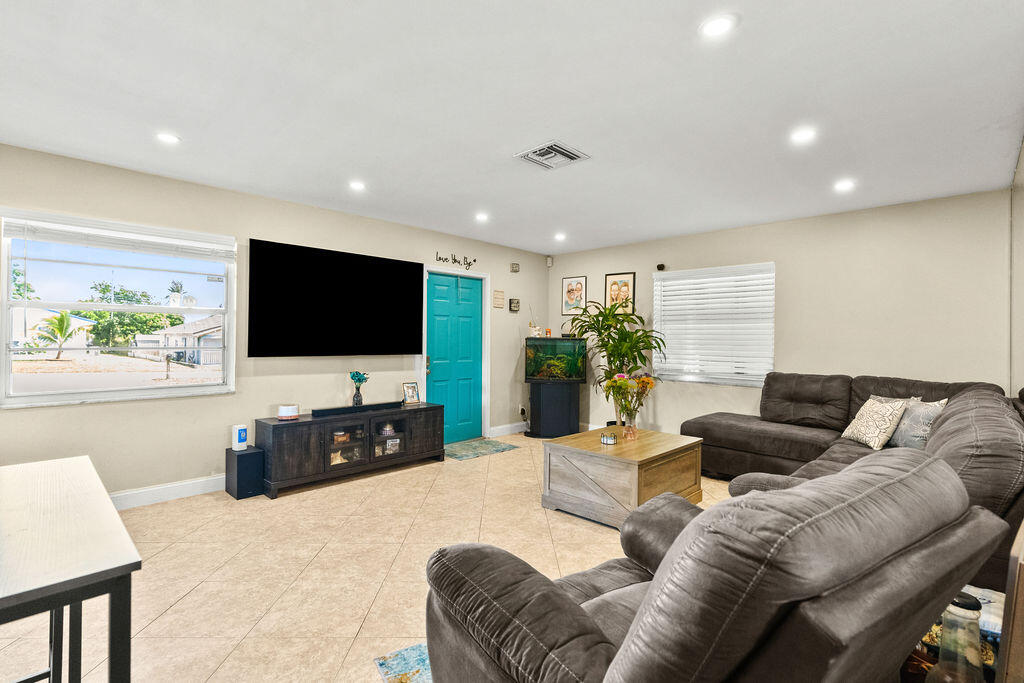 1102 Florence Road — Photo 4