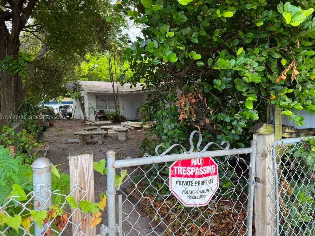 1918 Sheridan St — Photo 2