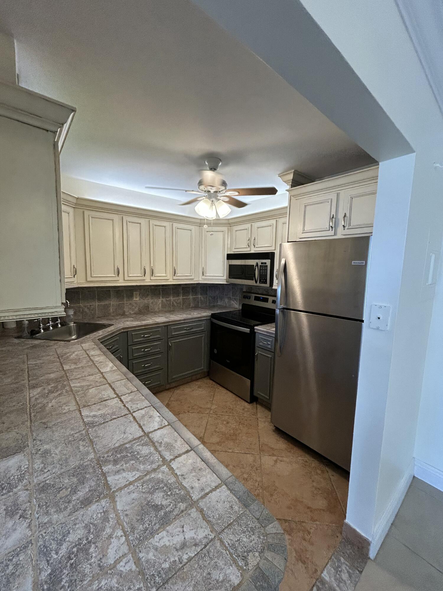 305 N POMPANO BEACH Boulevard # 205 — Photo 5