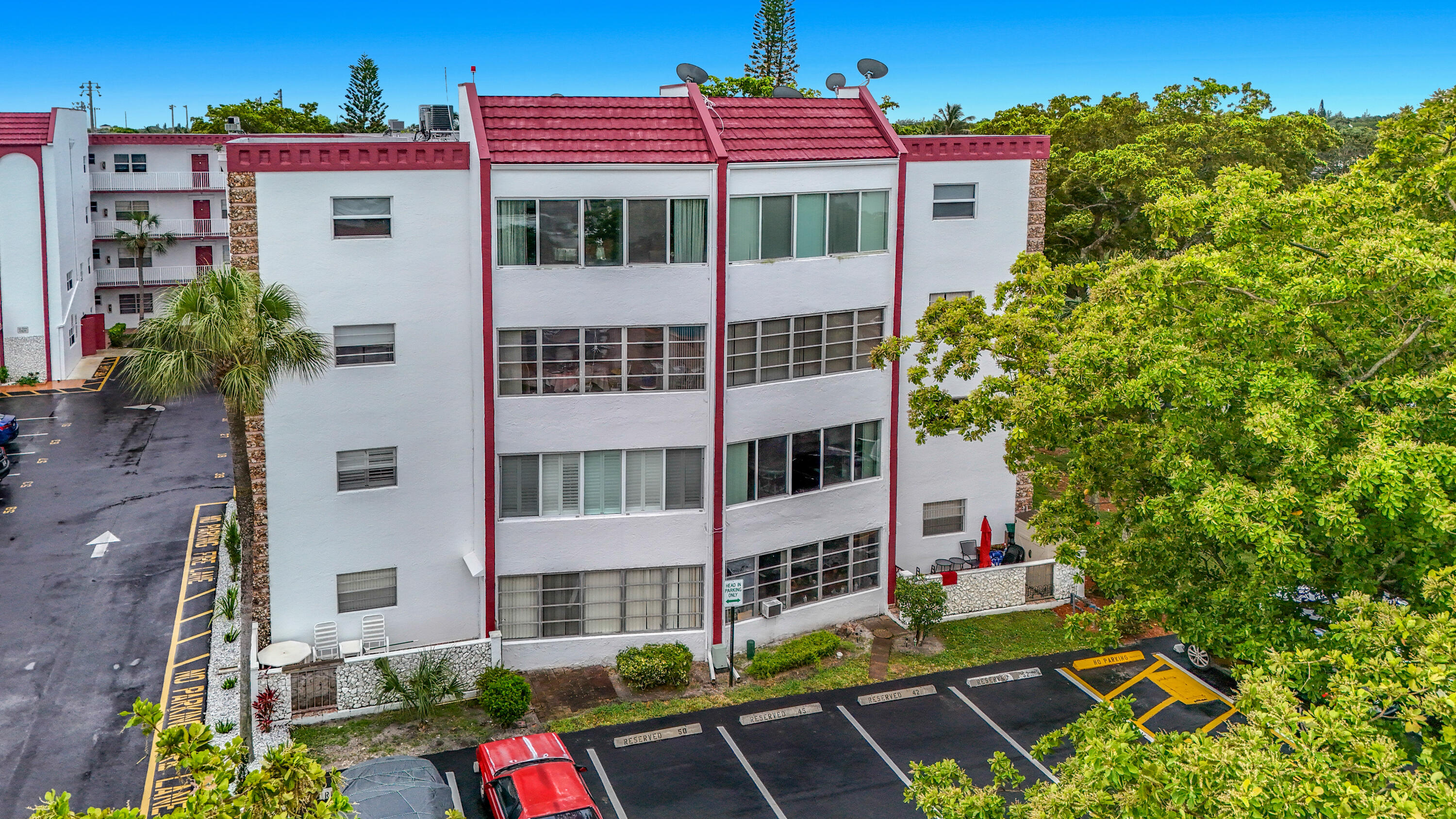 4270 NW 40th Street # 401, Lauderdale Lakes FL 33319