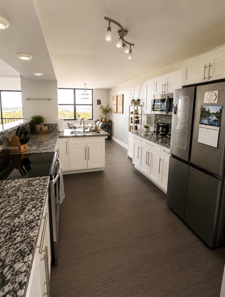 105 Lake Emerald Dr # 503 — Photo 2