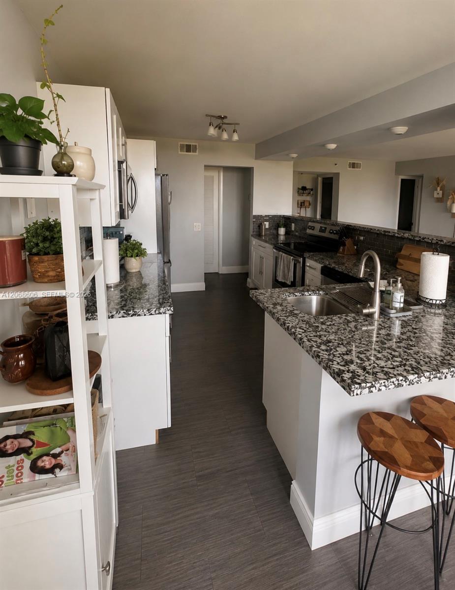 105 Lake Emerald Dr # 503 — Photo 4