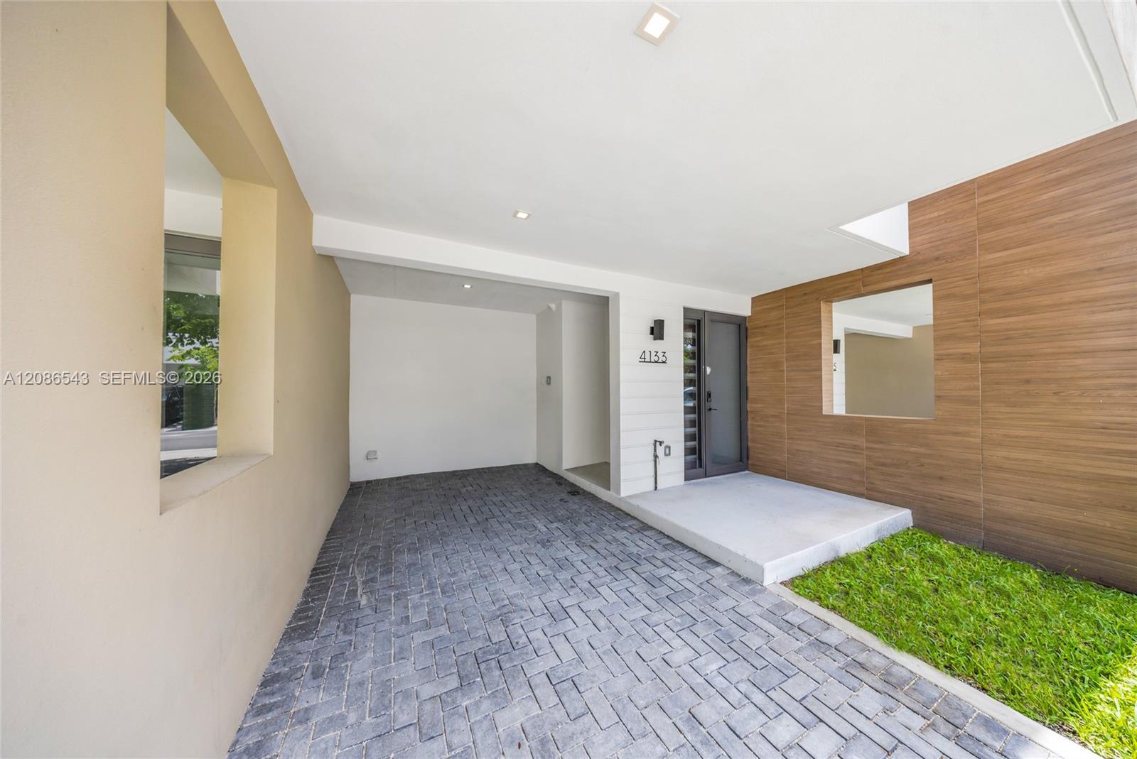 4133 N Oak Pl — Photo 2
