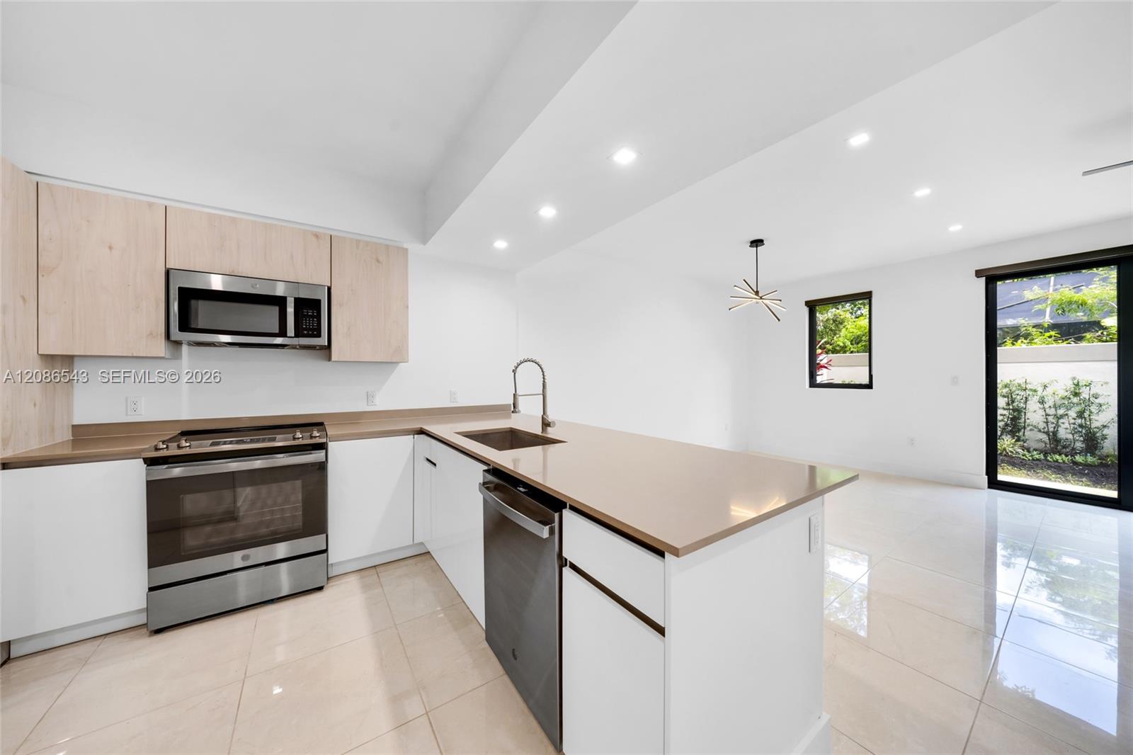 4133 N Oak Pl — Photo 5