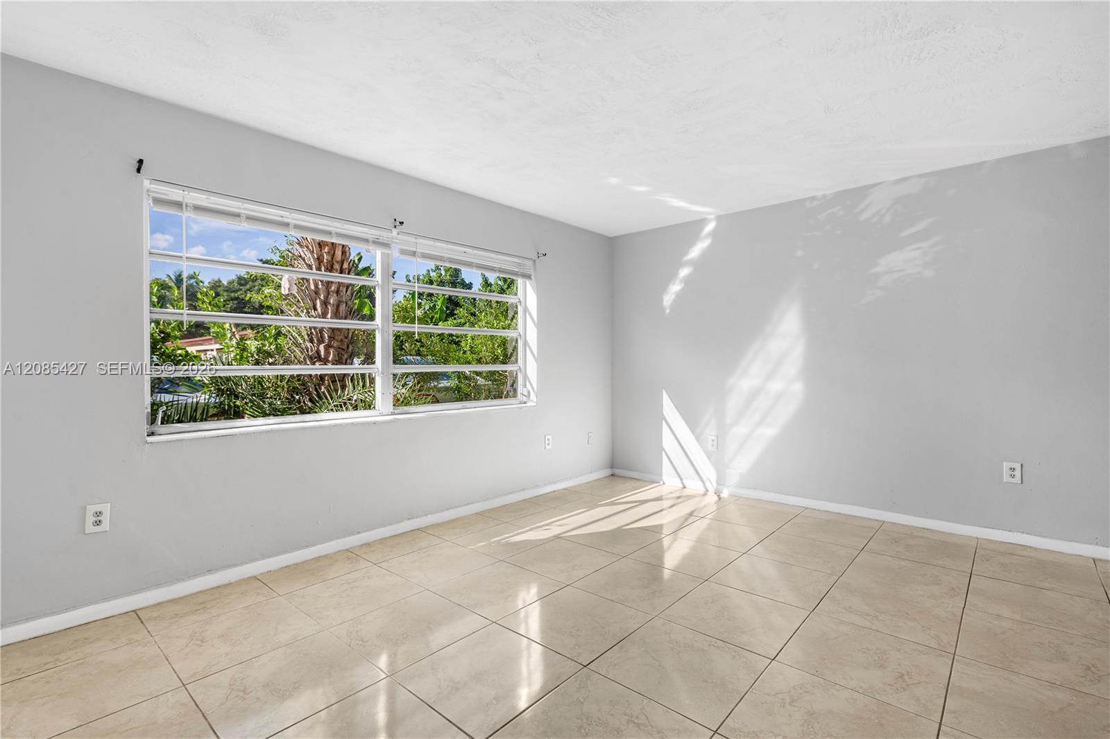 2040 NE 170th St # 10 — Photo 3
