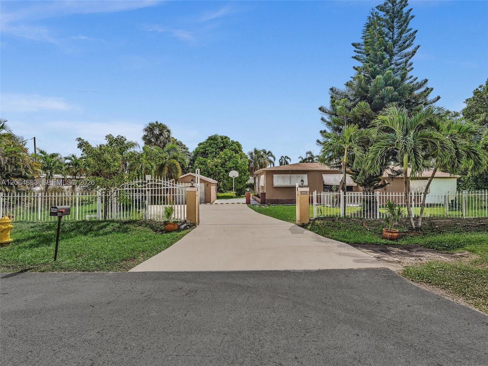 5220 SW 26th Ave — Photo 2