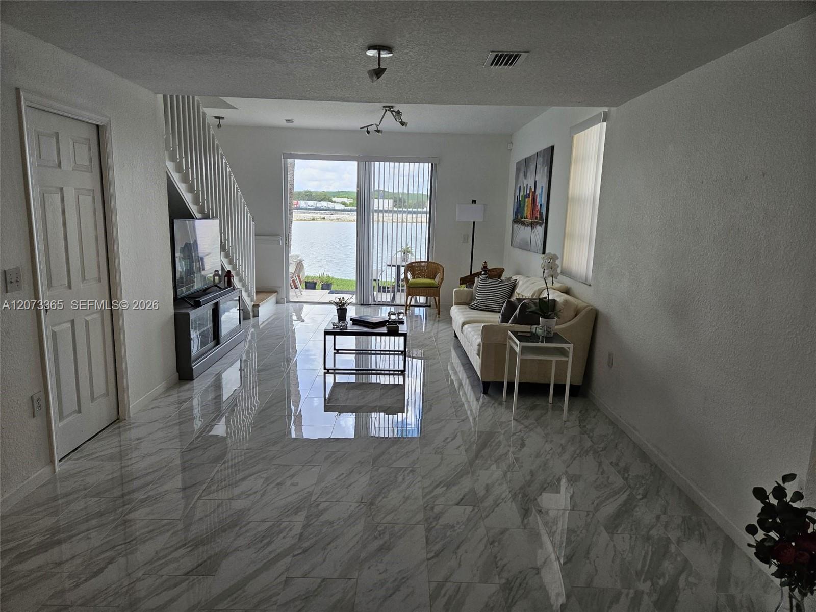 4135 Crystal Lake Dr — Photo 4