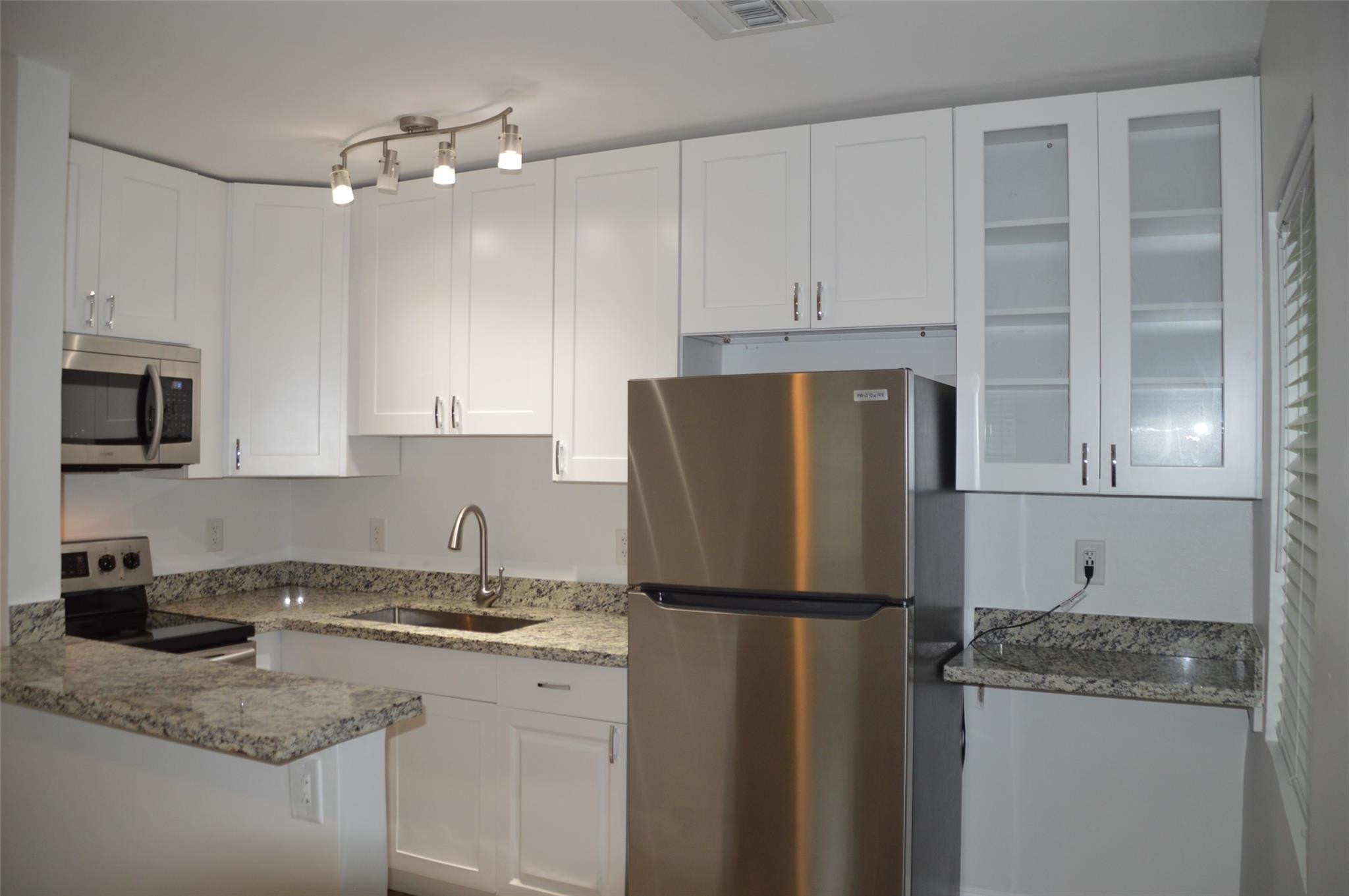 823 NE 14th Court — Photo 2