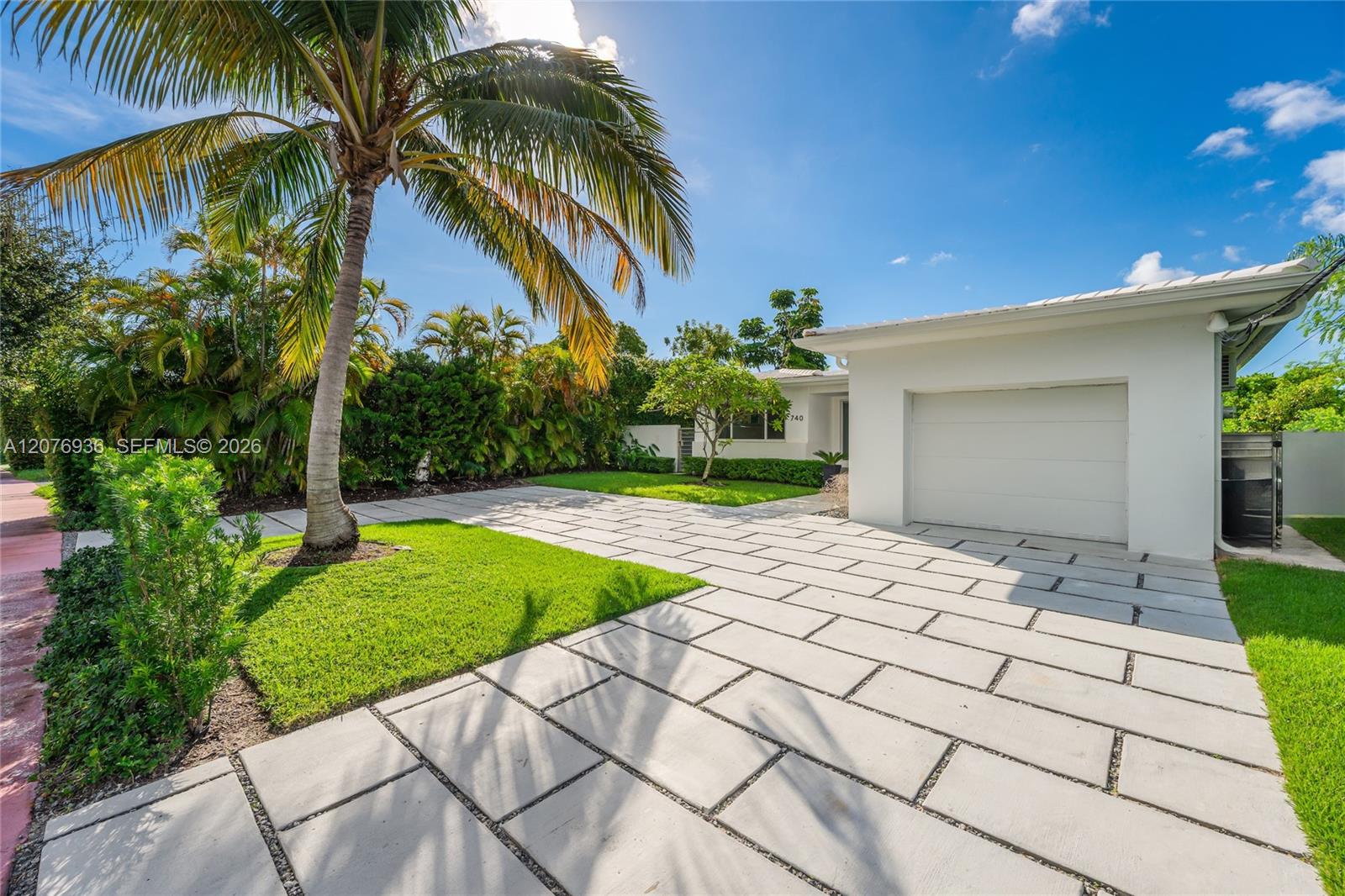 740 S Shore Dr — Photo 2