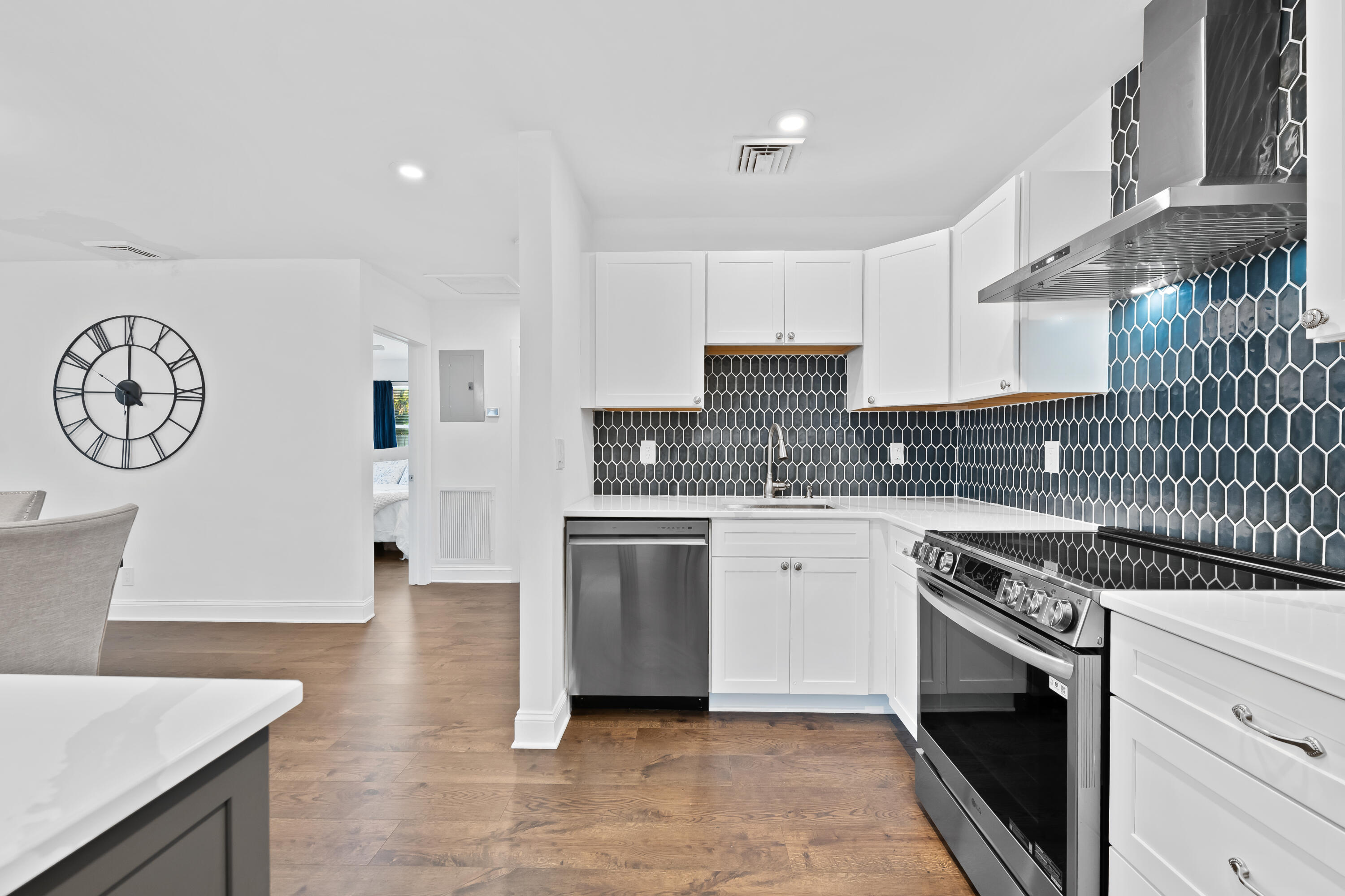 238 SW 10TH Avenue — Photo 2