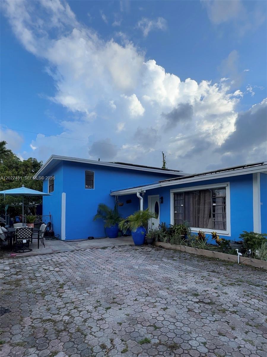 1300 NE 203rd St, Miami FL 33179