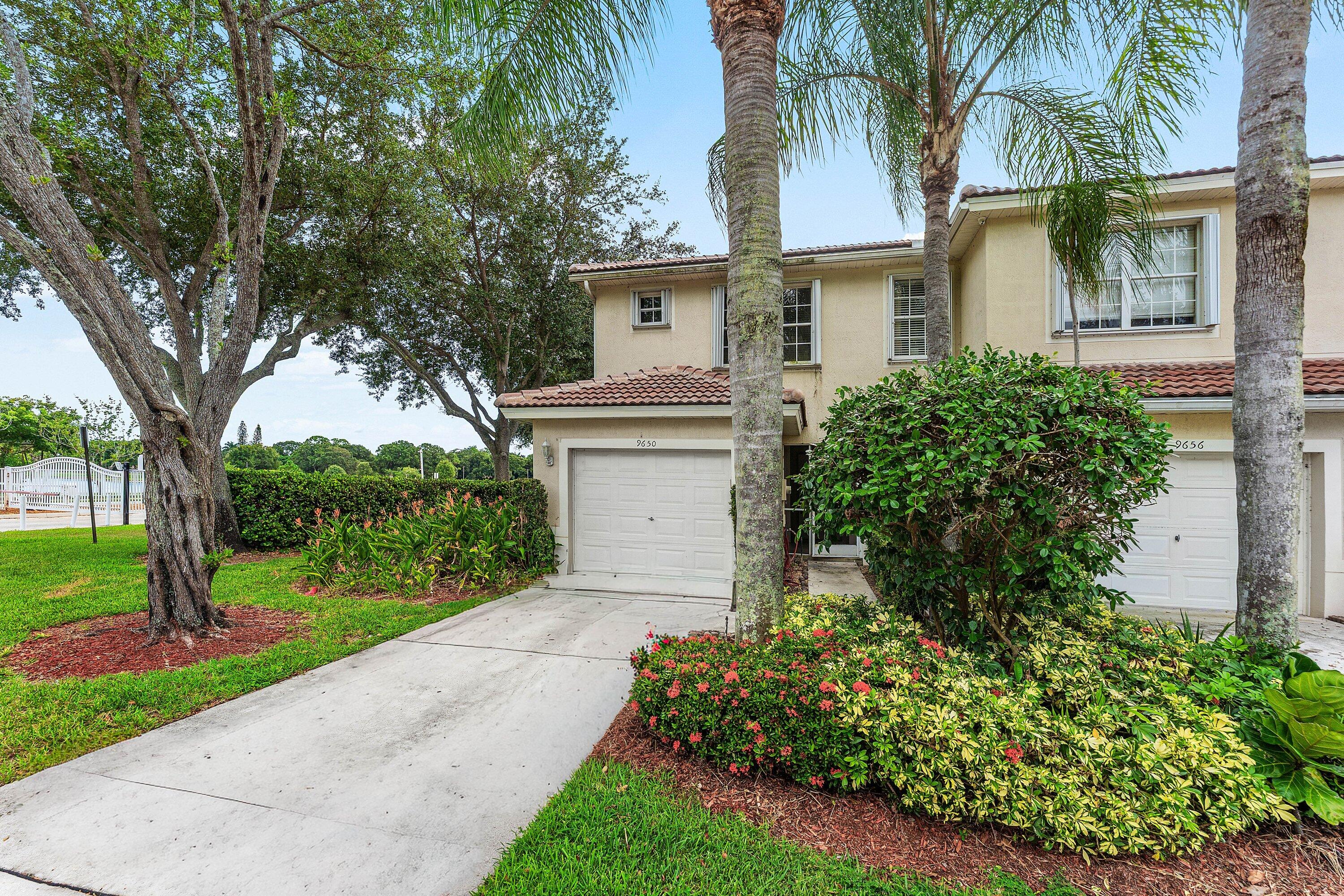 9650 Lago Drive — Photo 2