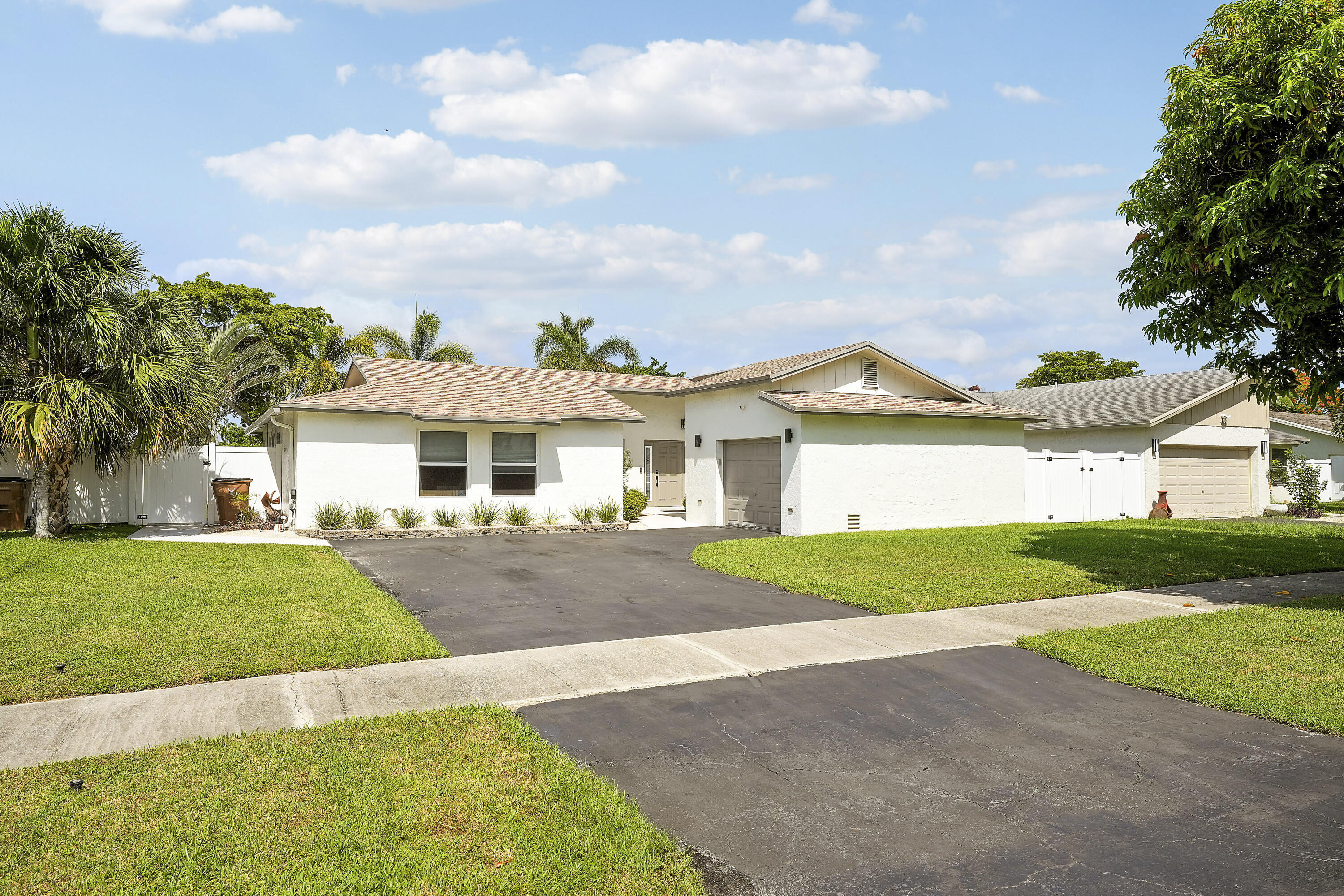 275 NW 37th Way — Photo 3