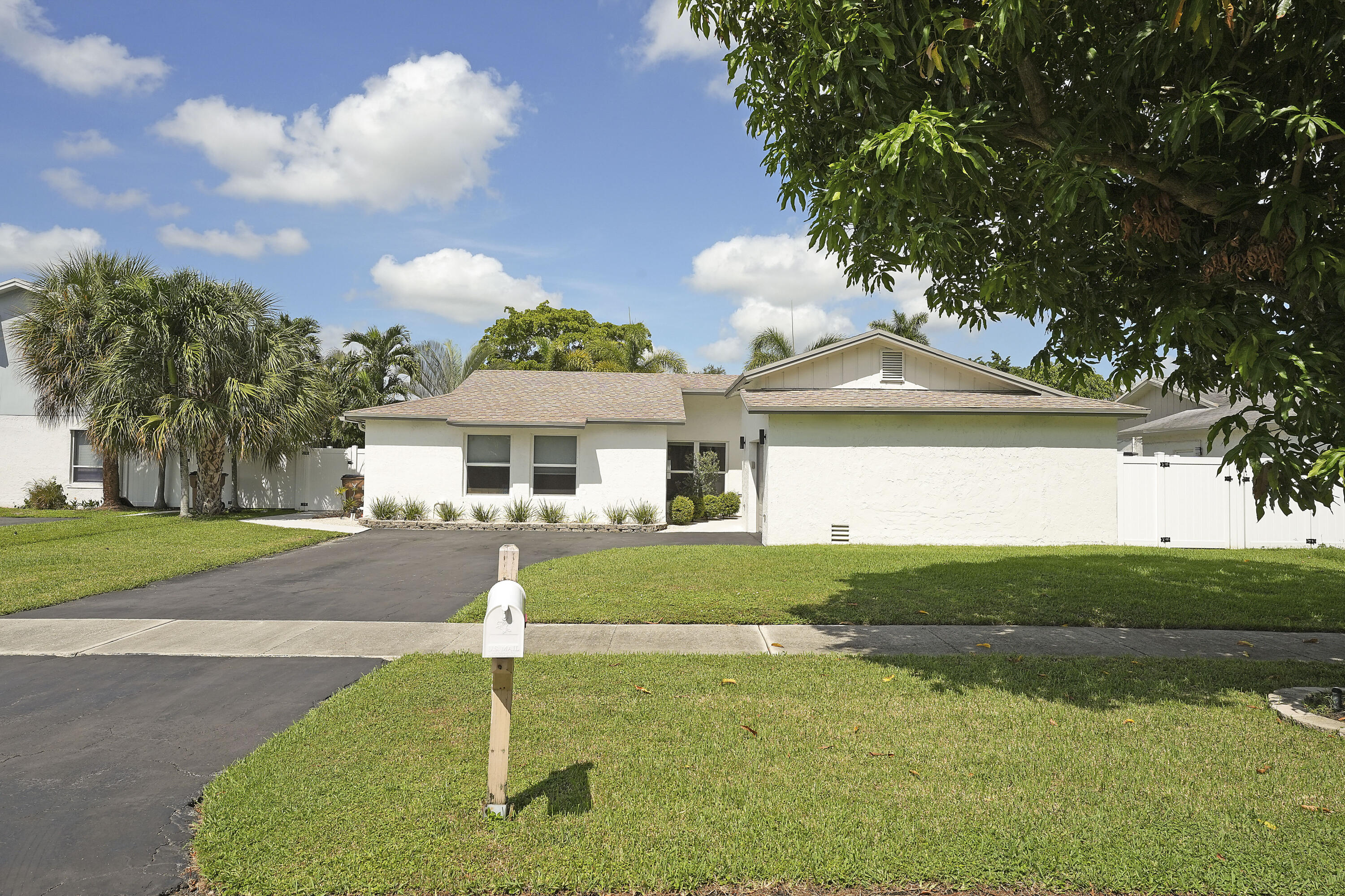 275 NW 37th Way — Photo 4