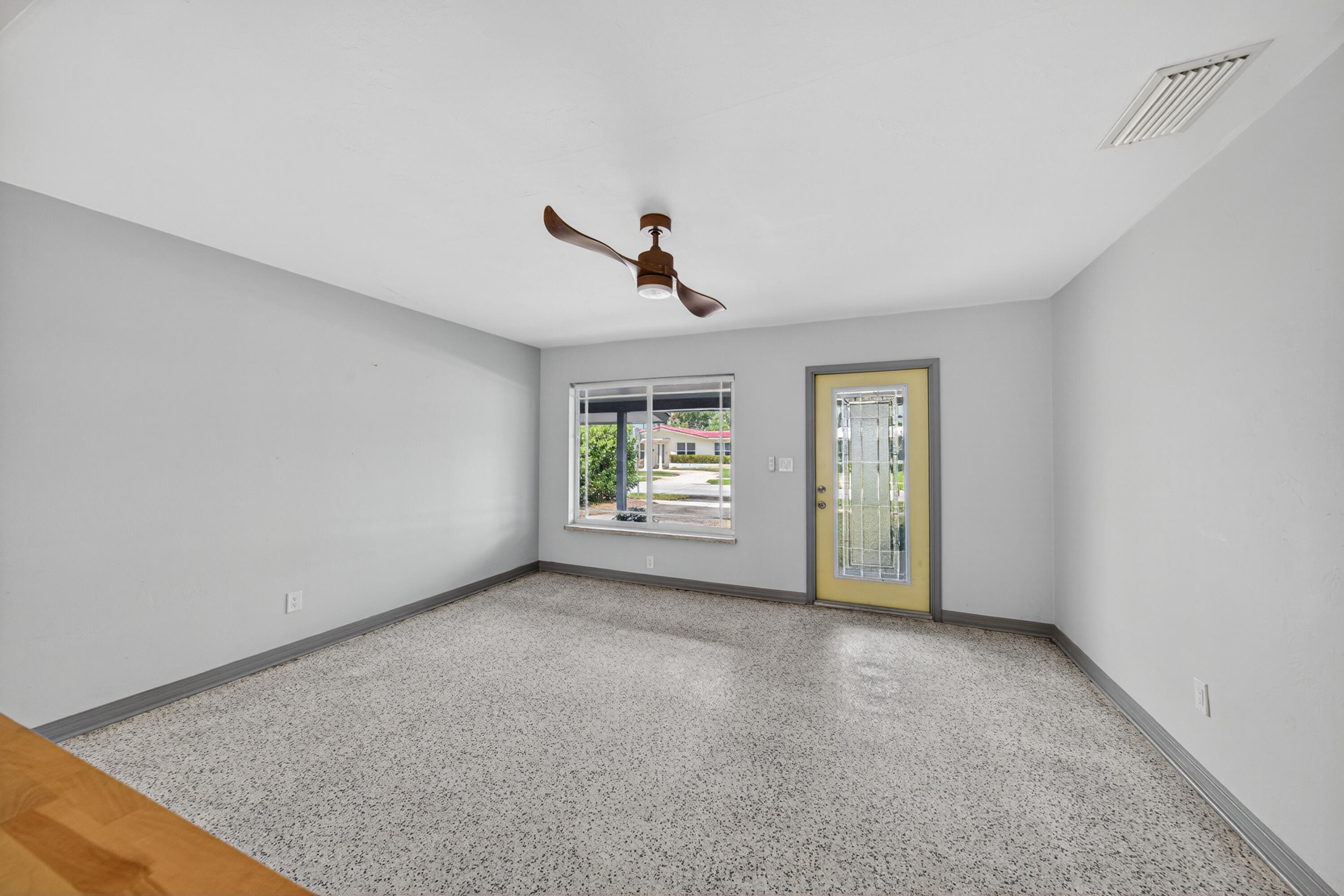 818 NW 28th Court — Photo 5