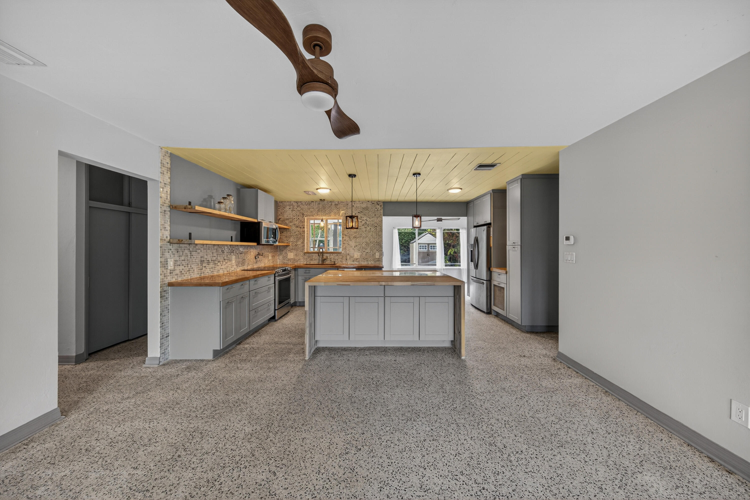 818 NW 28th Court — Photo 3