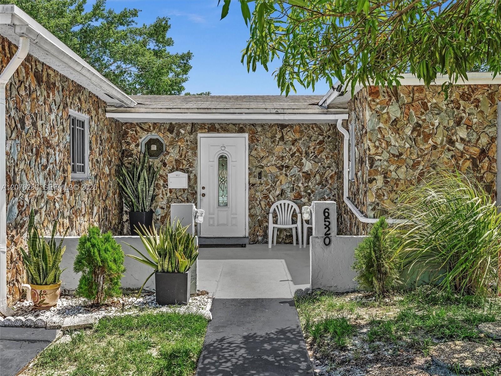 6520 SW 7th Ct — Photo 2