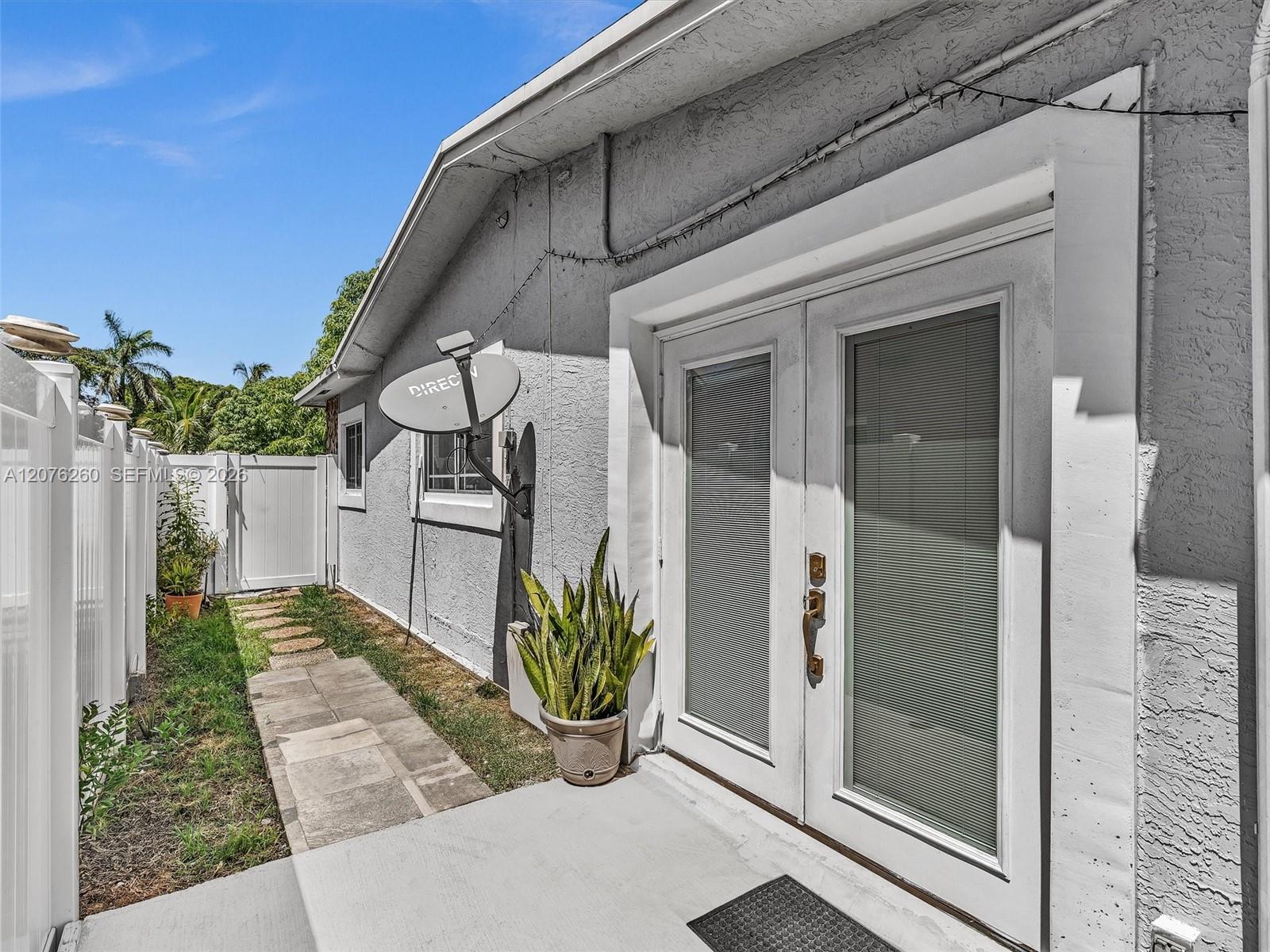 6520 SW 7th Ct — Photo 4