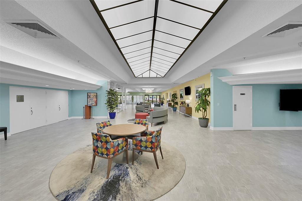 2541 N NOB HILL Road # 308 — Photo 3