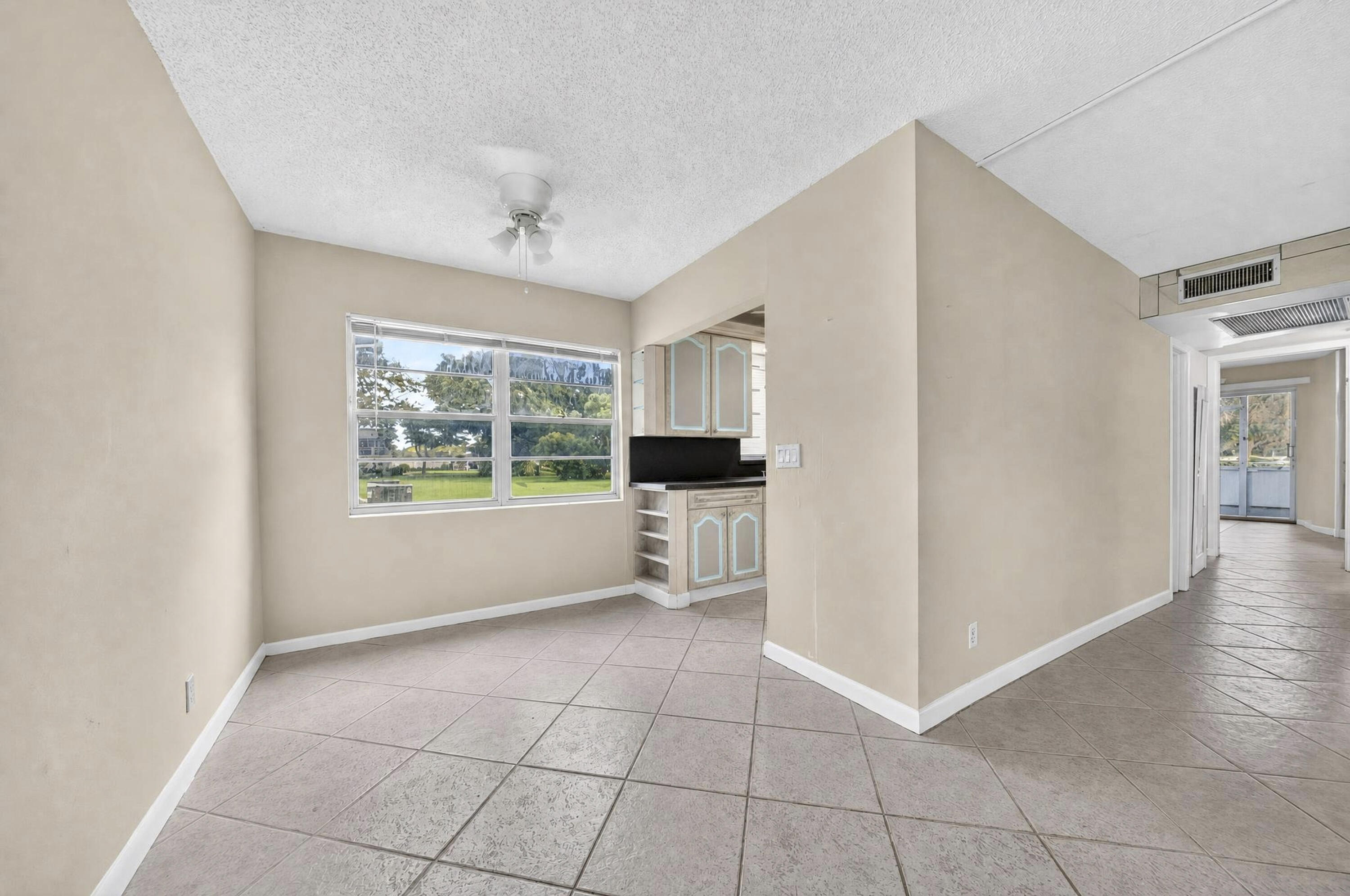 169 Westbury J # 169 — Photo 4