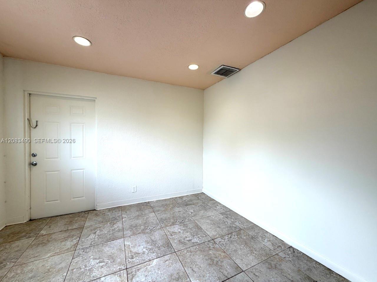 231 NW 4th St — Photo 4