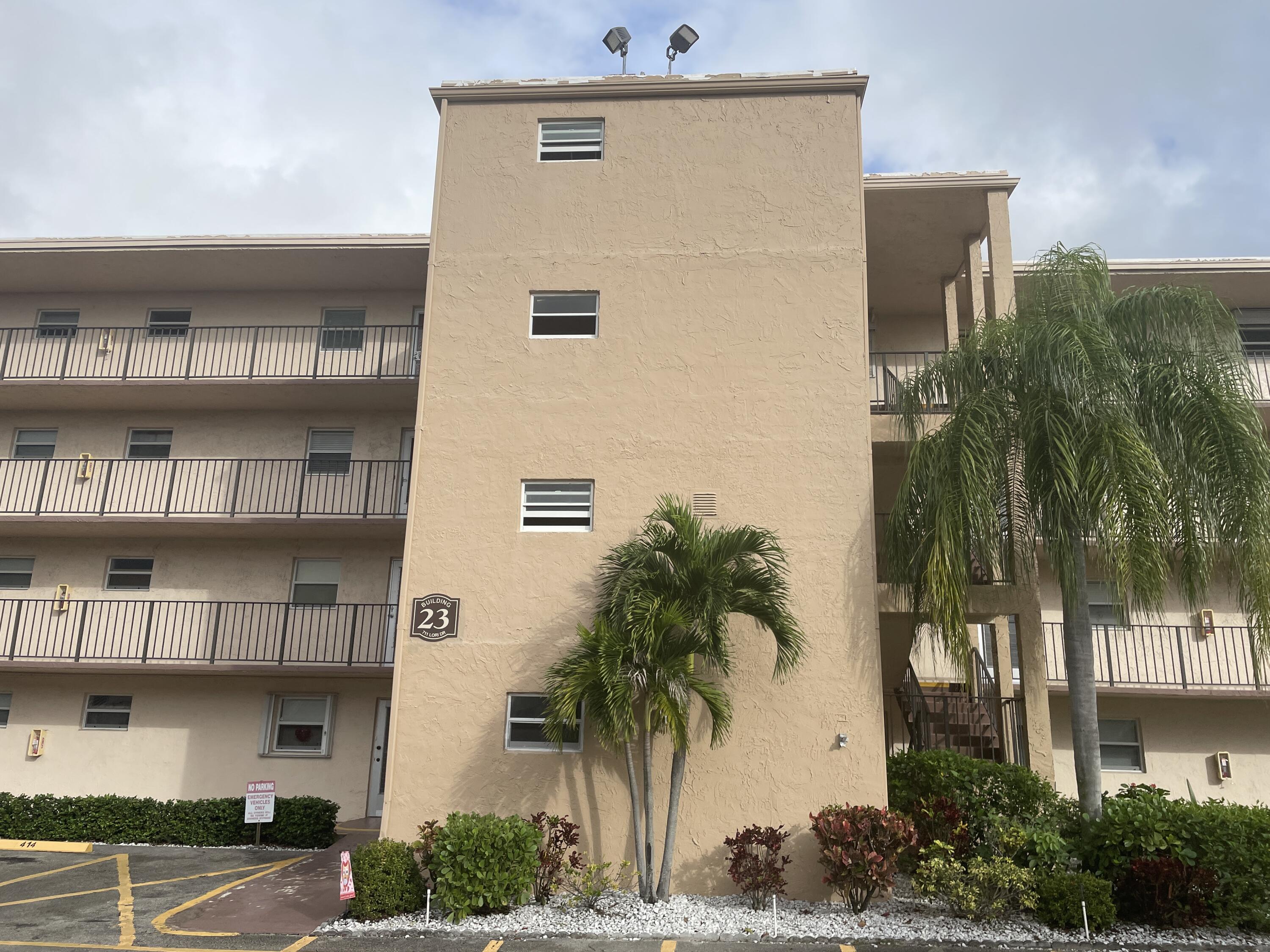 725 Lori Drive # 106, Palm Springs FL 33461