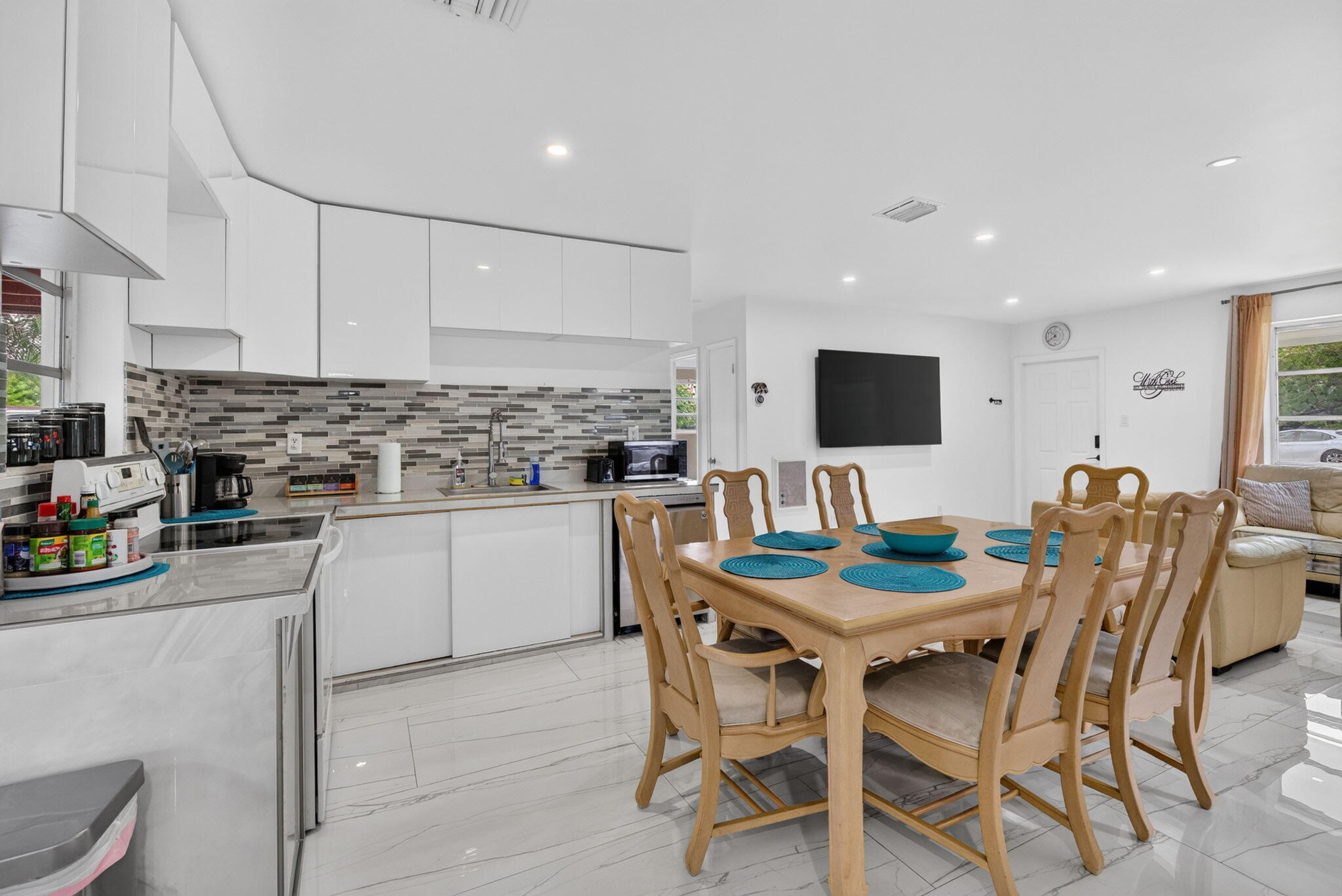 210 NE 5TH Avenue — Photo 3