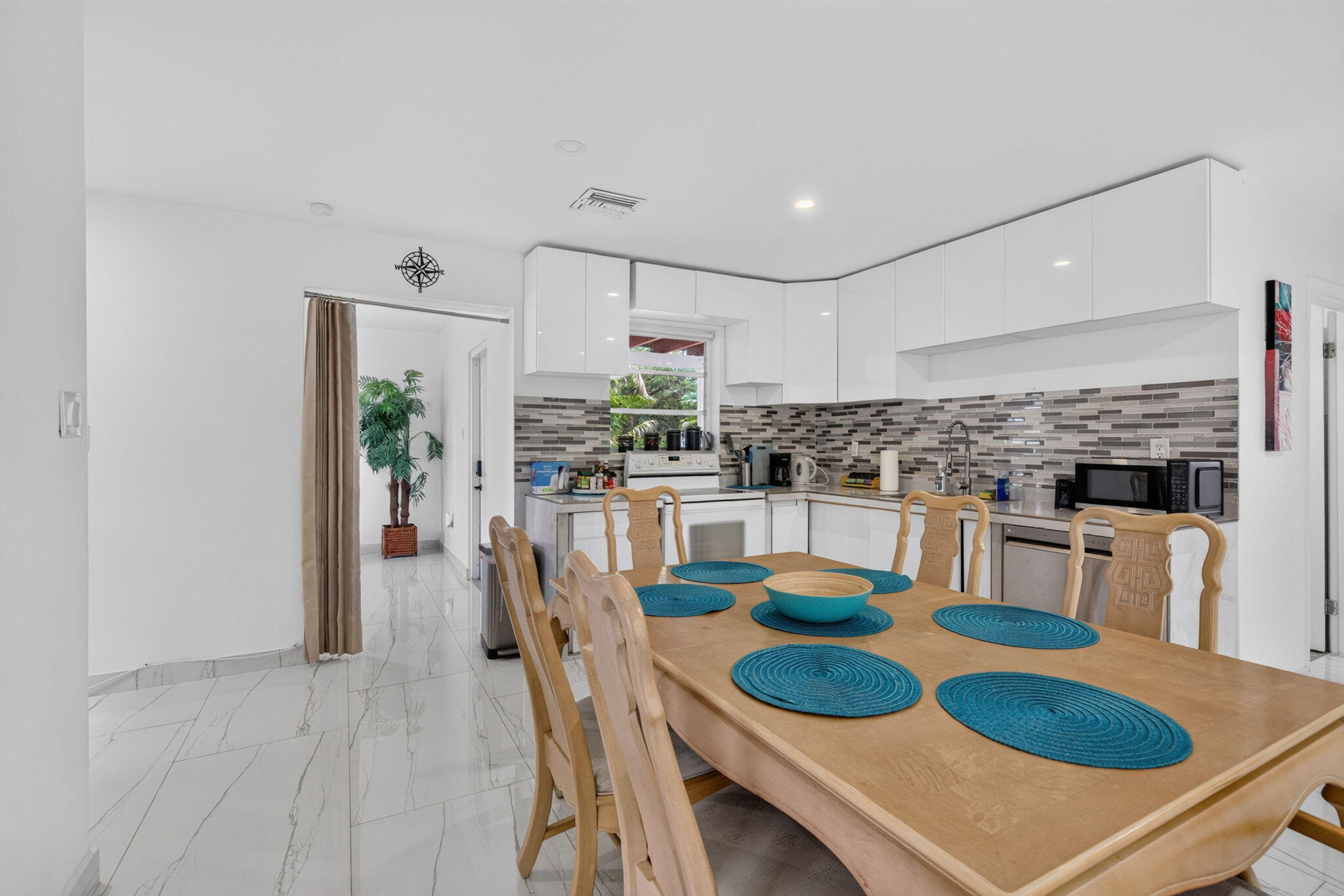 210 NE 5TH Avenue — Photo 4