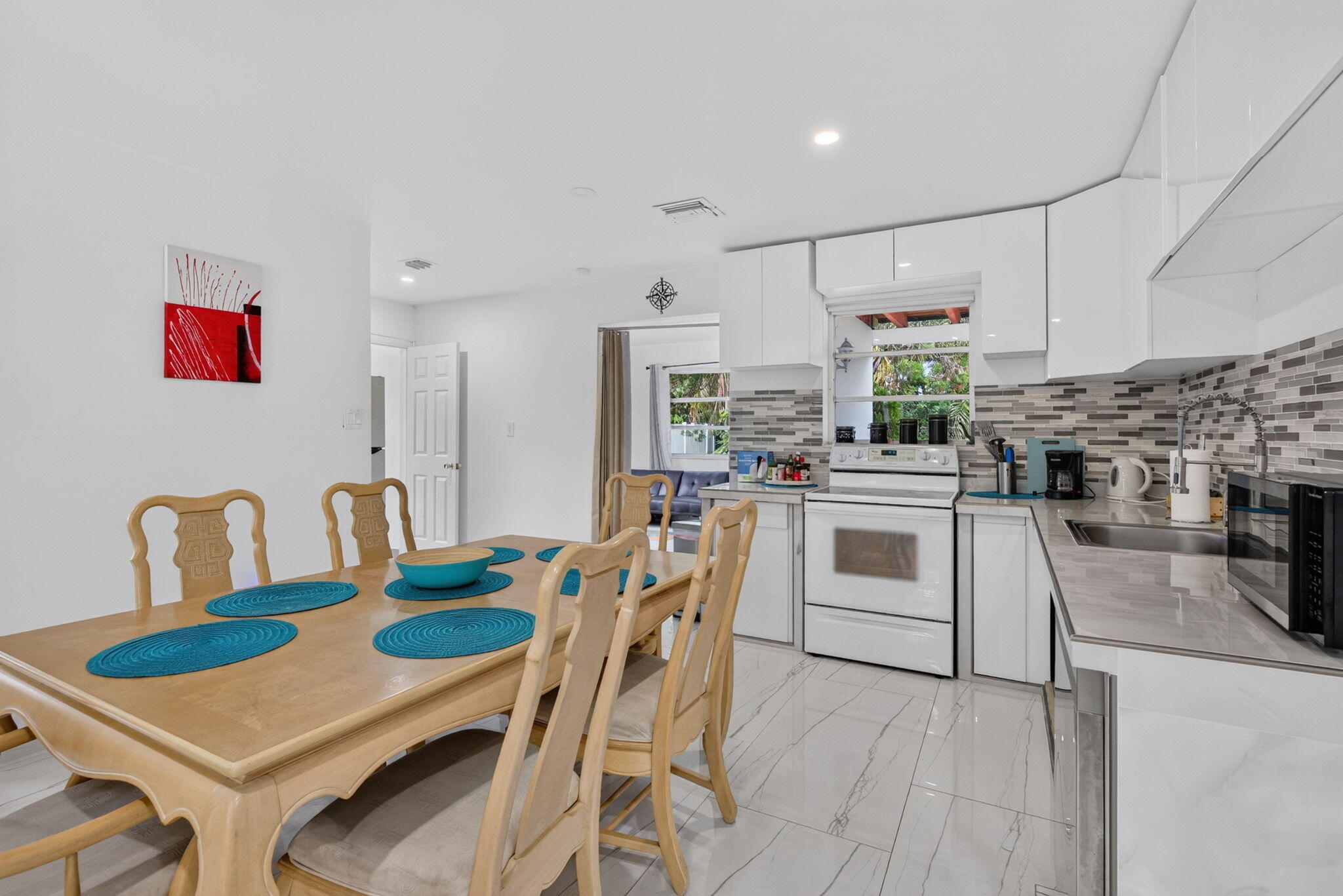 210 NE 5TH Avenue — Photo 2