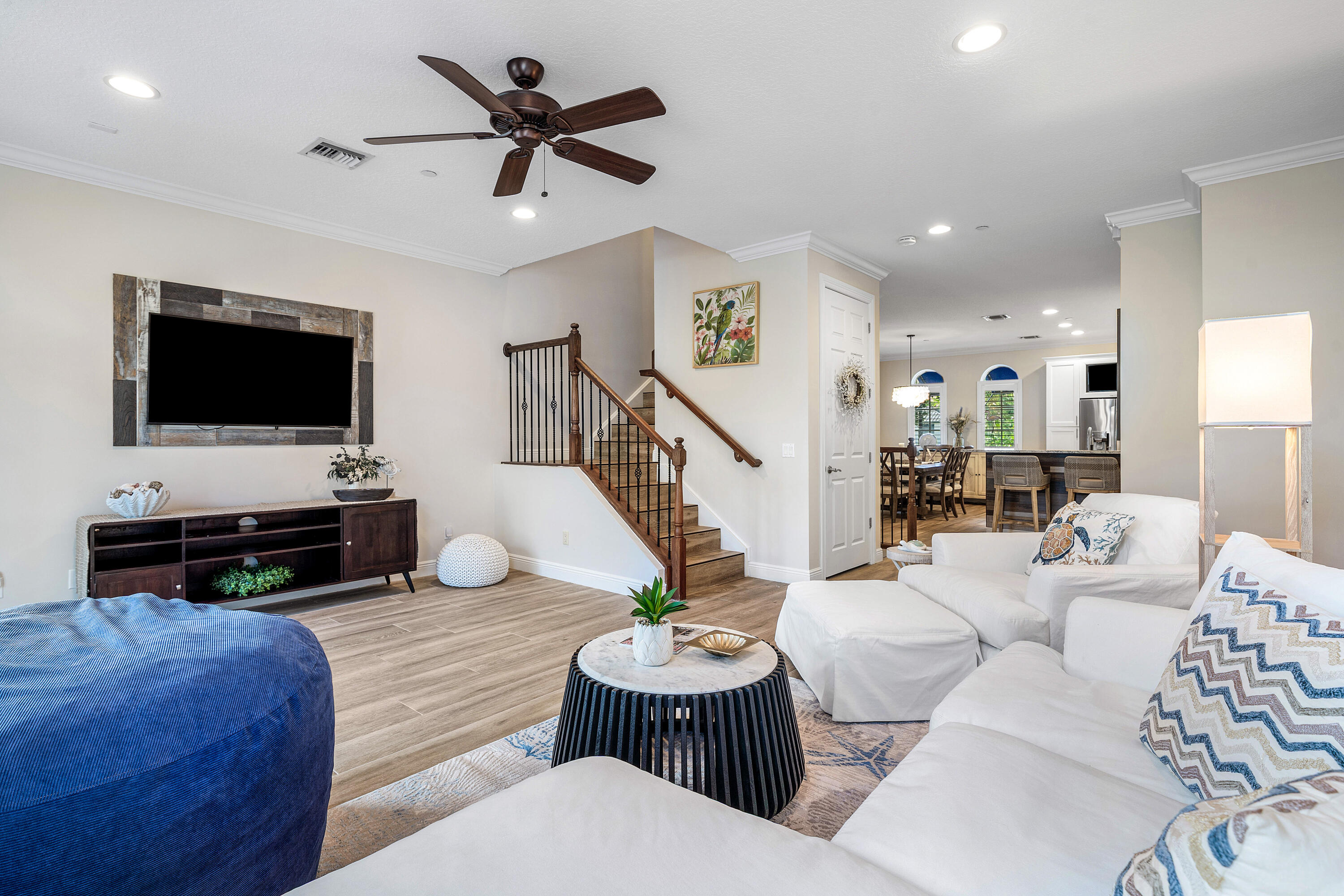 813 Estancia Way — Photo 3