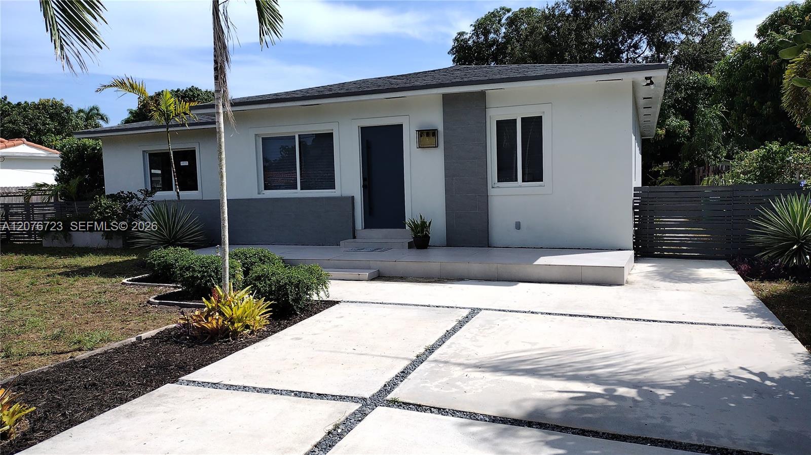 300 S Biscayne River Dr — Photo 2