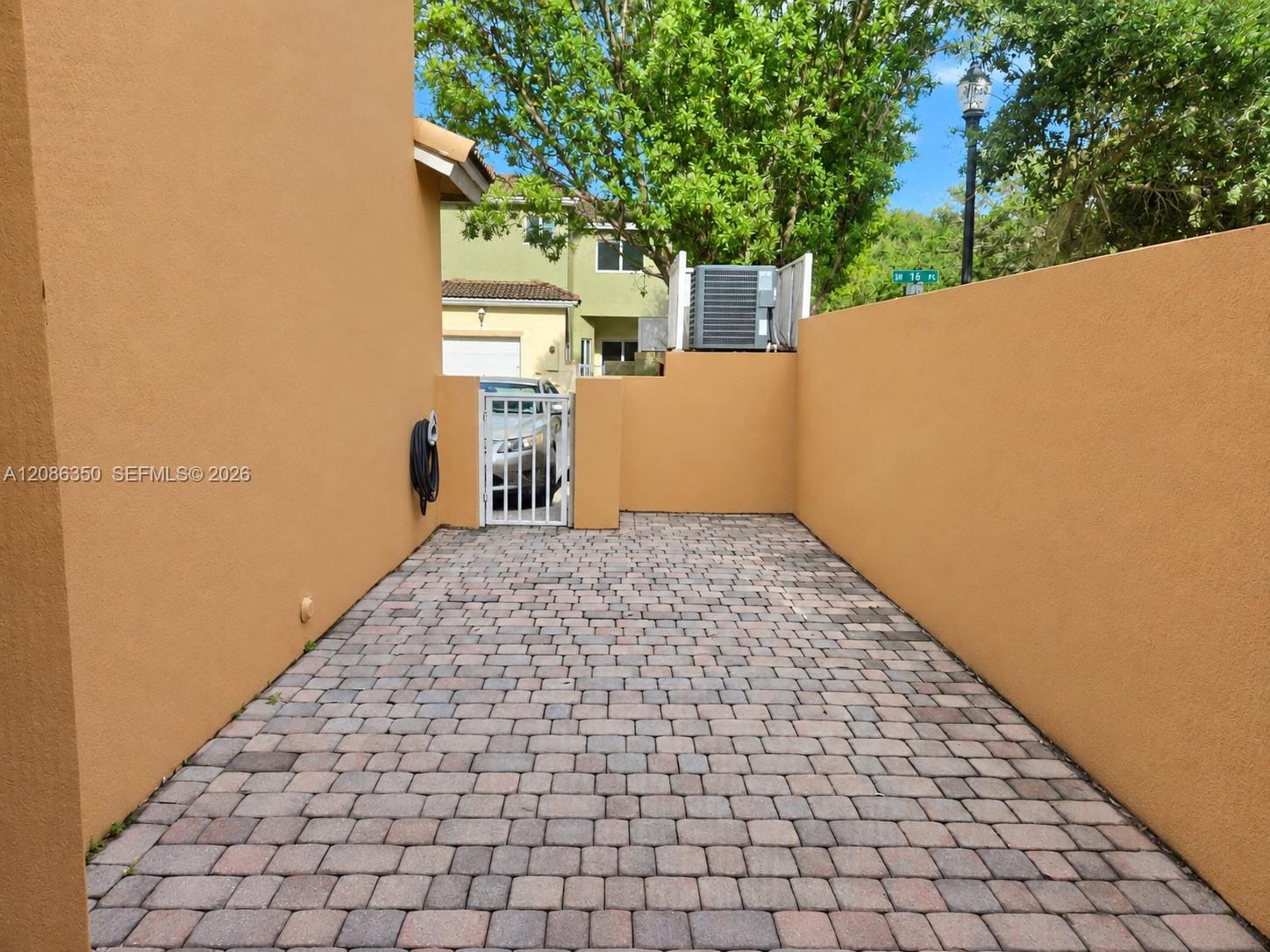 2356 SE 16th Pl — Photo 3