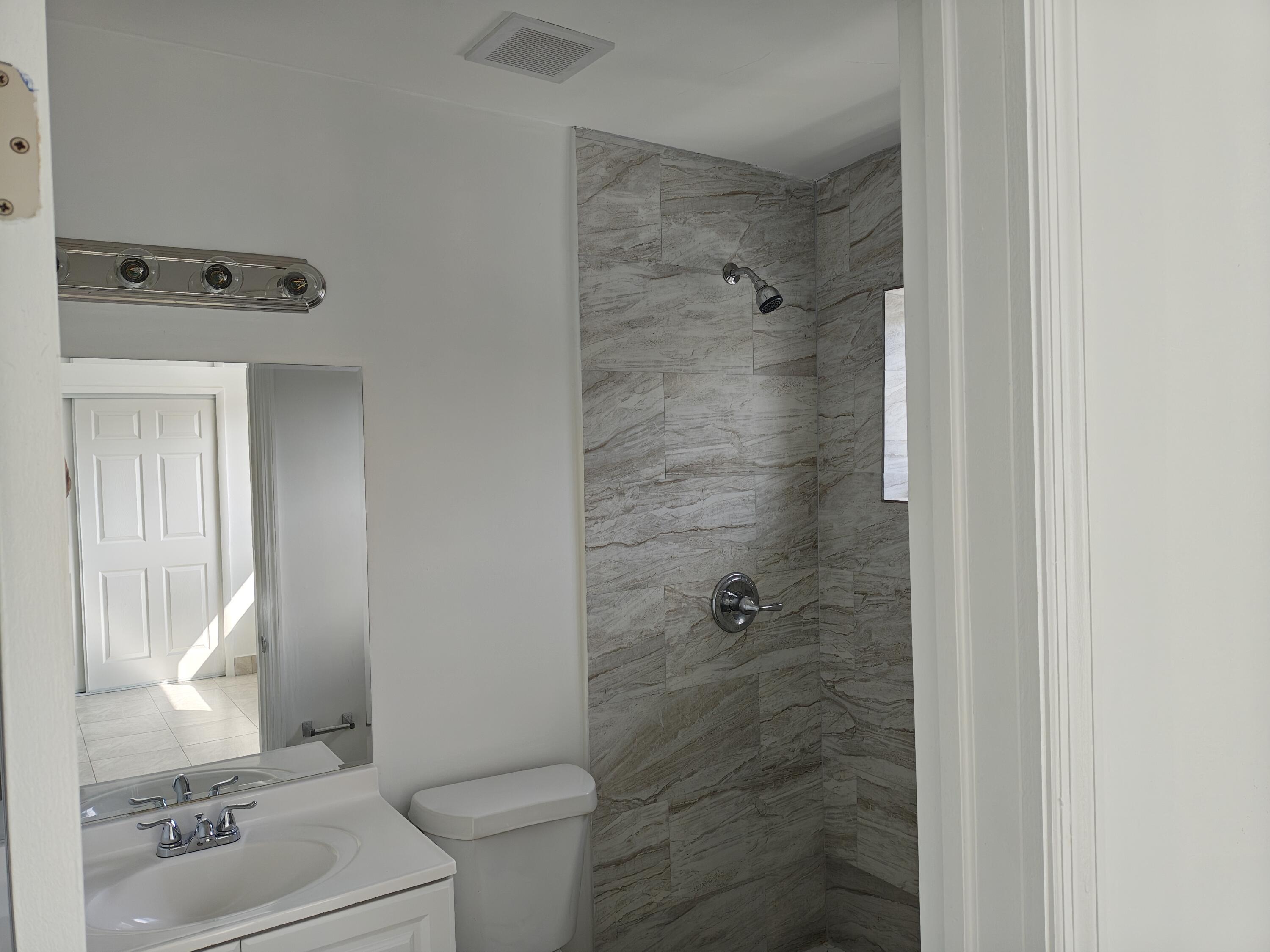 2719 LINCOLN Street # 6 — Photo 5