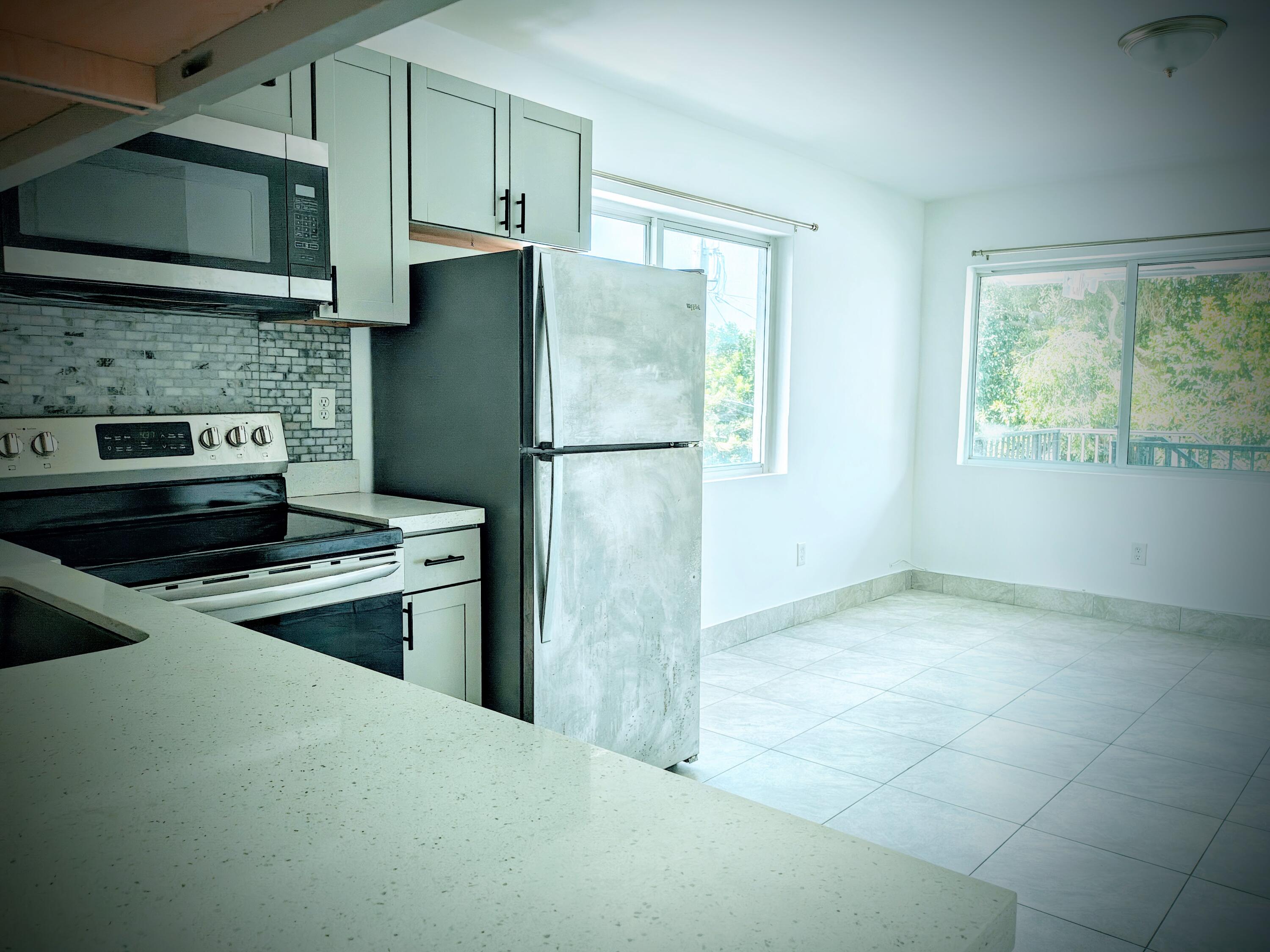 2719 LINCOLN Street # 6 — Photo 2