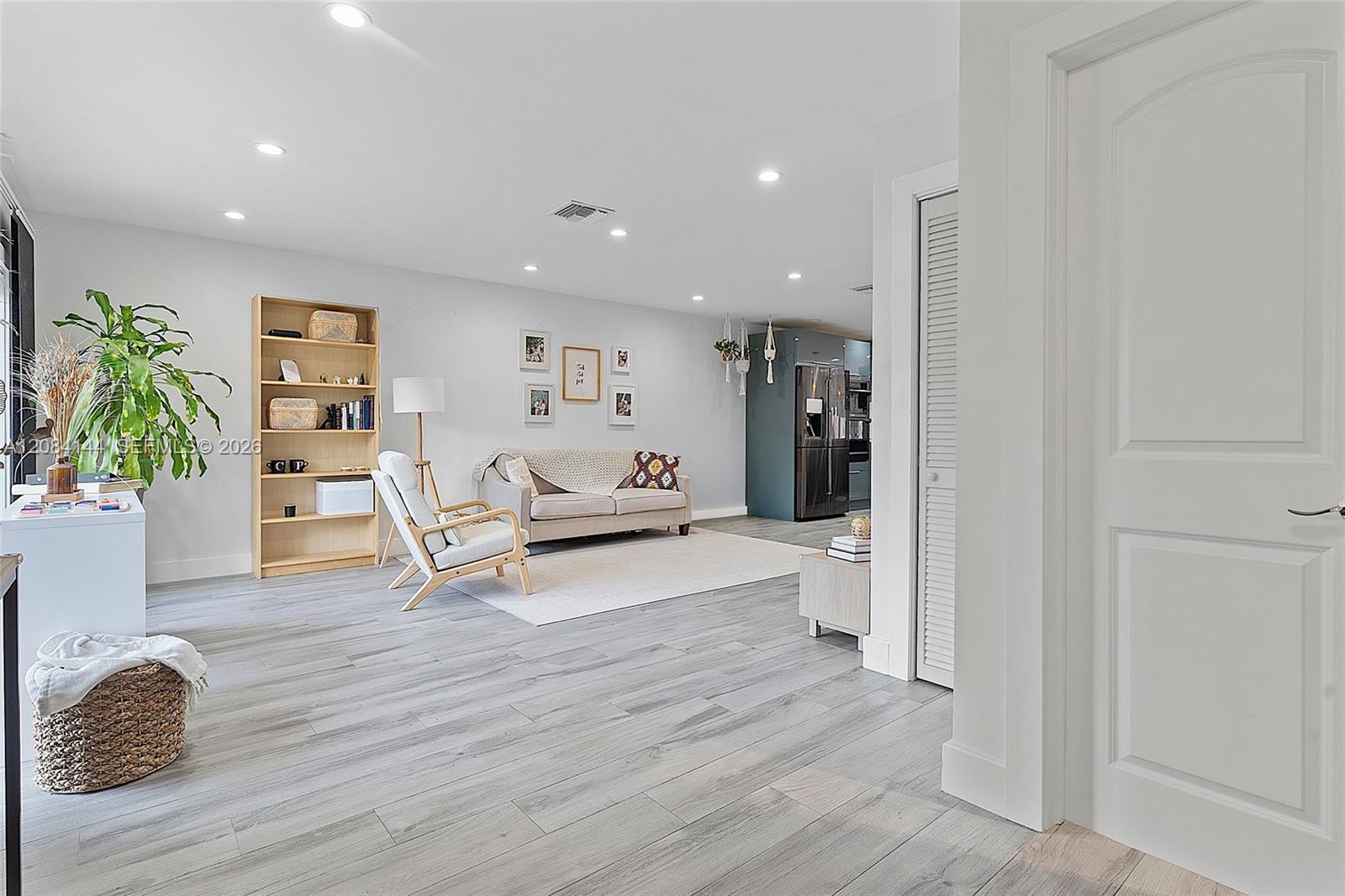 4868 Sheridan St # 5 — Photo 2