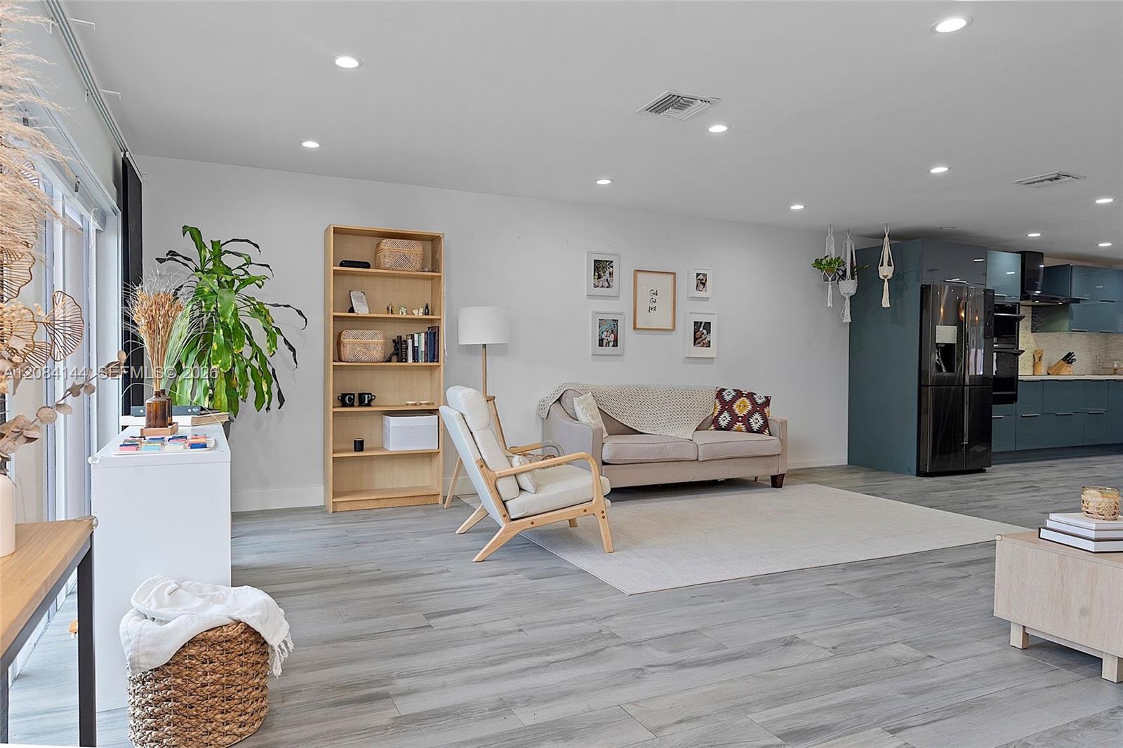 4868 Sheridan St # 5 — Photo 4