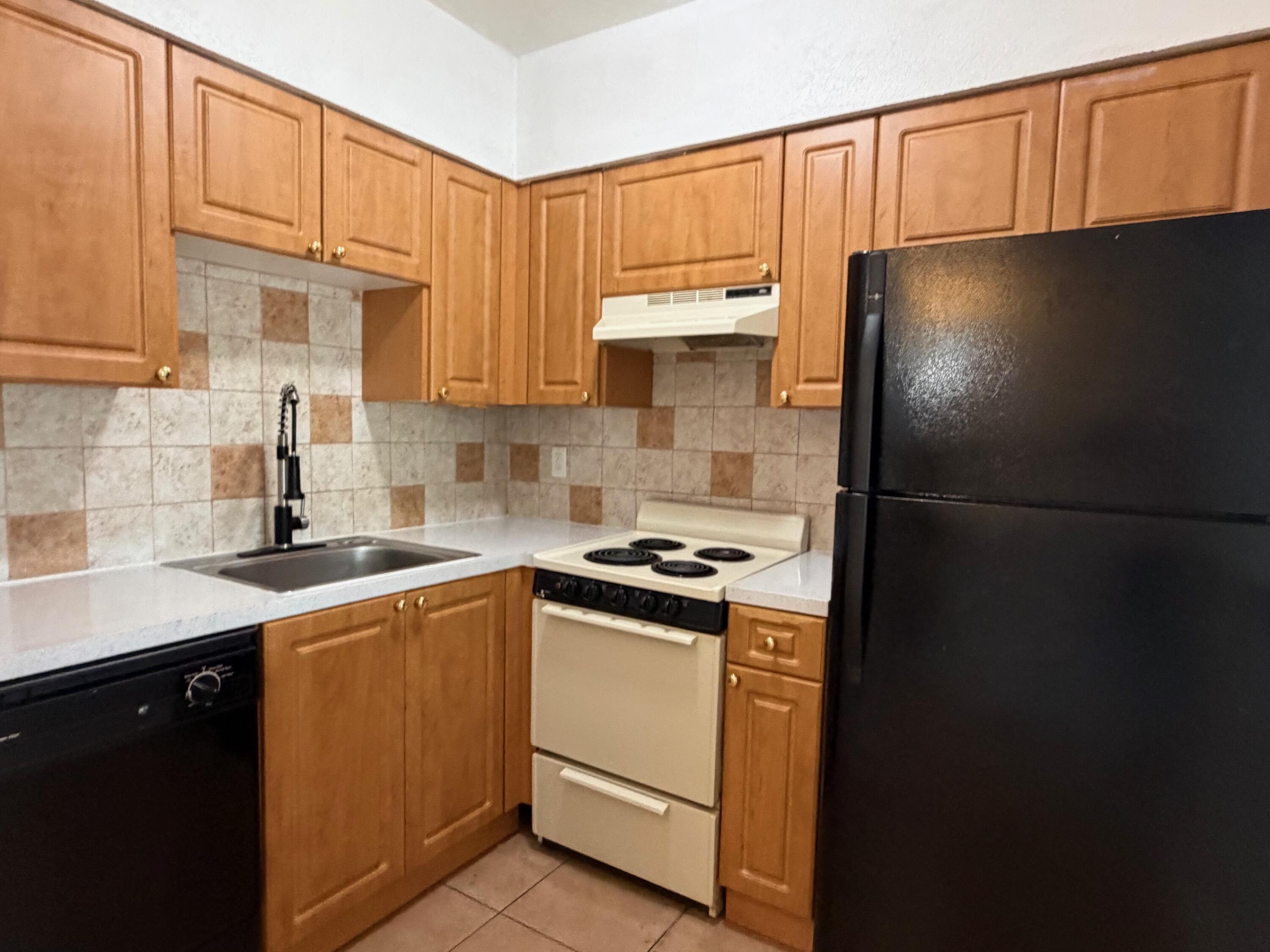 2607 NE 8TH Avenue # 3 — Photo 3