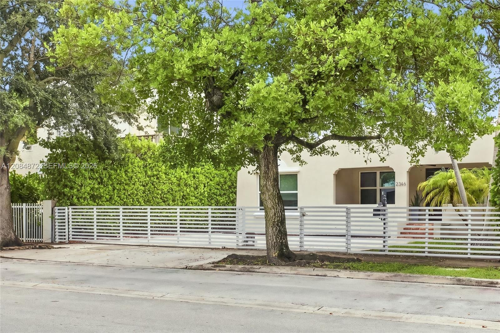 2366 SW 10th st — Photo 4