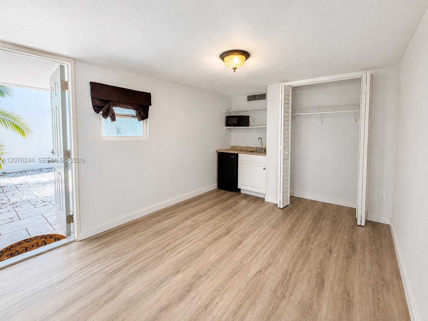 19100 Bobolink Dr — Photo 2