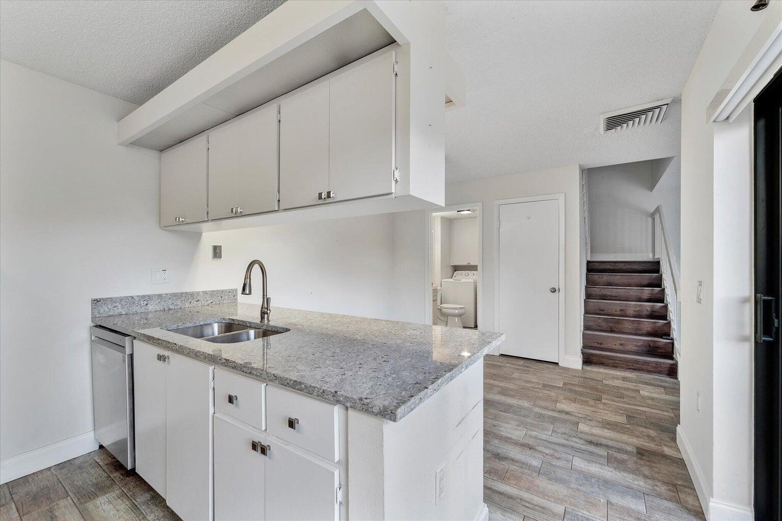 557 Green Springs Place — Photo 2
