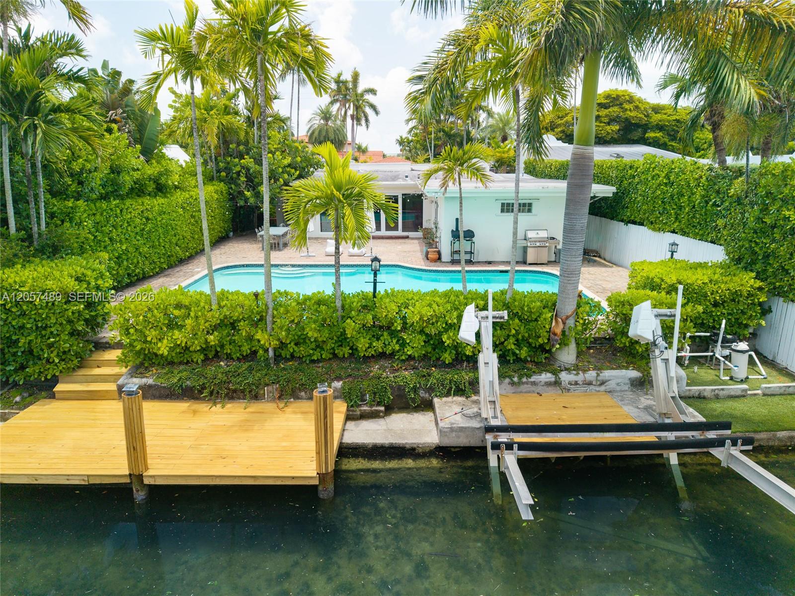 1777 Daytonia Rd, Miami Beach FL 33141