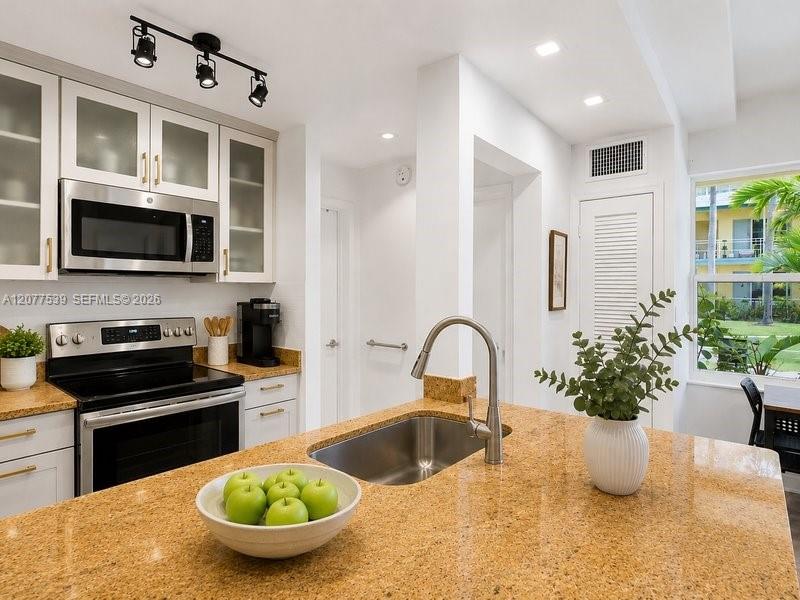 910 Bay Dr # 15 — Photo 4